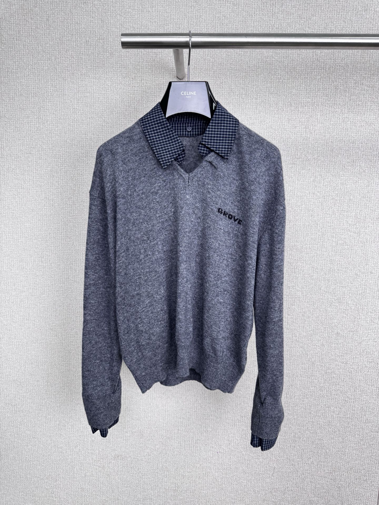 NO:565051,GROVE2025 new autumn style two-piece woolen long-sleeved fake lapels, layered with 'careful' contrasting color POLO collar sweaters in autumn and winter, unlock new ways to wear layers, are you still worried about monotonous outfits in autumn and winter?  This contrasting POLO collar sweater allows you to easily wear a high-level sense. The retro POLO collar design, with contrasting collar and hem, breaks the monotony and instantly enhances the layering of the look. Skin-friendly knitted fabric, soft and delicate knitted fabric, has good warmth, and is suitable for wearing alone or as an inner layer in autumn and winter.  It is also comfortable and hassle-free to wear. One piece unlocks N kinds of outfits. Pair it with a pleated skirt and white shoes. It is youthful and energetic, as if you are back in school. Wear it with a suit jacket, straight pants, and high heels. It is elegant and capable for work commuting. Pair it with jeans and dad shoes. It is casual and comfortable. It is comfortable and fashionable for daily outings.  Size SML,,high heels,skirts,jeans,jackets & coats,business suit,alexander wang19860909GROVE2025秋季新款翻领假两件毛织长袖,秋冬叠穿“小心机”撞色POLO领针织衫,解锁层次穿搭新玩法,还在愁秋冬穿搭单调？这件撞色POLO领针织衫,让你轻松穿出高级层次感,复古POLO领设计,搭配撞色领口与下摆,打破单调,瞬间提升造造型层次感,亲肤针织面料,柔软细腻的针织面料,保暖性佳,秋冬单穿或作为内搭都很合适,贴身穿也舒适无负担,1件解锁N种穿搭,搭配百褶裙与小白鞋,青春活力,仿佛回到校园时光,外搭西装外套,下身搭配直筒裤,脚踩高跟鞋,职场通勤优雅又干练,搭配牛仔裤和老爹鞋,随性自在,日常出街舒适又时髦. 码数SML,,high heels,skirts,jeans,jackets & coats,business suit,alexander wang,Women's clothing