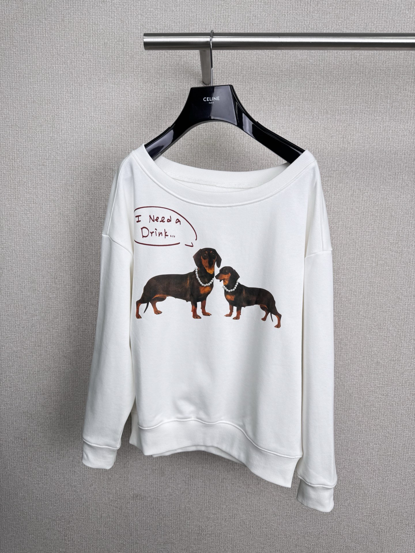 NO:565062,MARKGONG 2025 autumn and winter loose and lazy pullover pearl dachshund dog slanted shoulder sweatshirt. I understand the lazy style of dressing. Who can resist the sweet and sassy off-the-shoulder dress? The gray off-shoulder sweatshirt is printed with cute puppies, which instantly breaks the dullness. The one-sided off-shoulder design is pure  You are also sexy. Pair it with a leopard print skirt, which gives you a sweet and cool look. Then step on a pair of black short boots. The lazy and casual atmosphere is amazing. Just sit on the bed and hold your mobile phone as if you are shooting a fashion movie. This kind of relaxed outfit is really suitable for daily outings. It will turn heads immediately.  up. Size SML P,,boots,hoodie,sweatshirts,skirts,alexander wang19860909MARKGONG2025秋冬宽松慵懒套头珍珠腊肠狗斜肩卫衣,慵懒感穿搭被我玩明白了,谁能拒绝又甜又飒的露肩小心机,灰色露肩卫衣印着可爱小狗,瞬间打破沉闷,单边露肩设计又纯又欲,搭配豹纹半身裙,甜酷感直接拉满,再踩一双黑色短靴,慵懒随性的氛围感绝了,在床上随手一坐,拿着手机都像在拍时尚大片,这种松弛感穿搭真的太适合日常出街了,回头率直接up up. 码数SML P,,boots,hoodie,sweatshirts,skirts,alexander wang,Women's clothing