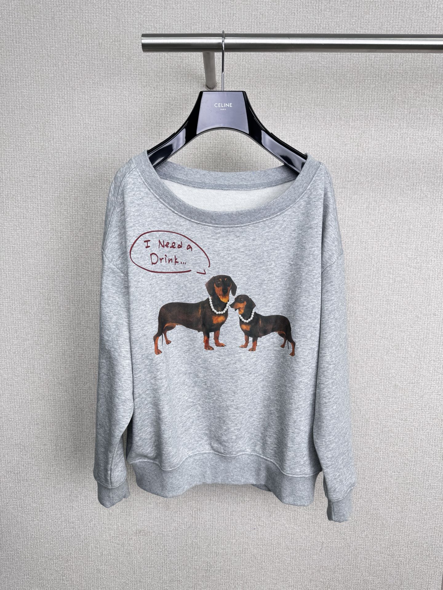 NO:565073,MARKGONG 2025 autumn and winter loose and lazy pullover pearl dachshund dog slanted shoulder sweatshirt. I understand the lazy style of dressing. Who can resist the sweet and sassy off-the-shoulder dress? The gray off-shoulder sweatshirt is printed with cute puppies, which instantly breaks the dullness. The one-sided off-shoulder design is pure  You are also sexy. Pair it with a leopard print skirt, which gives you a sweet and cool look. Then step on a pair of black short boots. The lazy and casual atmosphere is amazing. Just sit on the bed and hold your mobile phone as if you are shooting a fashion movie. This kind of relaxed outfit is really suitable for daily outings. It will turn heads immediately.  up. Size SML,,boots,hoodie,sweatshirts,skirts,alexander wang19860909MARKGONG2025秋冬宽松慵懒套头珍珠腊肠狗斜肩卫衣,慵懒感穿搭被我玩明白了,谁能拒绝又甜又飒的露肩小心机,灰色露肩卫衣印着可爱小狗,瞬间打破沉闷,单边露肩设计又纯又欲,搭配豹纹半身裙,甜酷感直接拉满,再踩一双黑色短靴,慵懒随性的氛围感绝了,在床上随手一坐,拿着手机都像在拍时尚大片,这种松弛感穿搭真的太适合日常出街了,回头率直接up up. 码数SML,,boots,hoodie,sweatshirts,skirts,alexander wang,Women's clothing