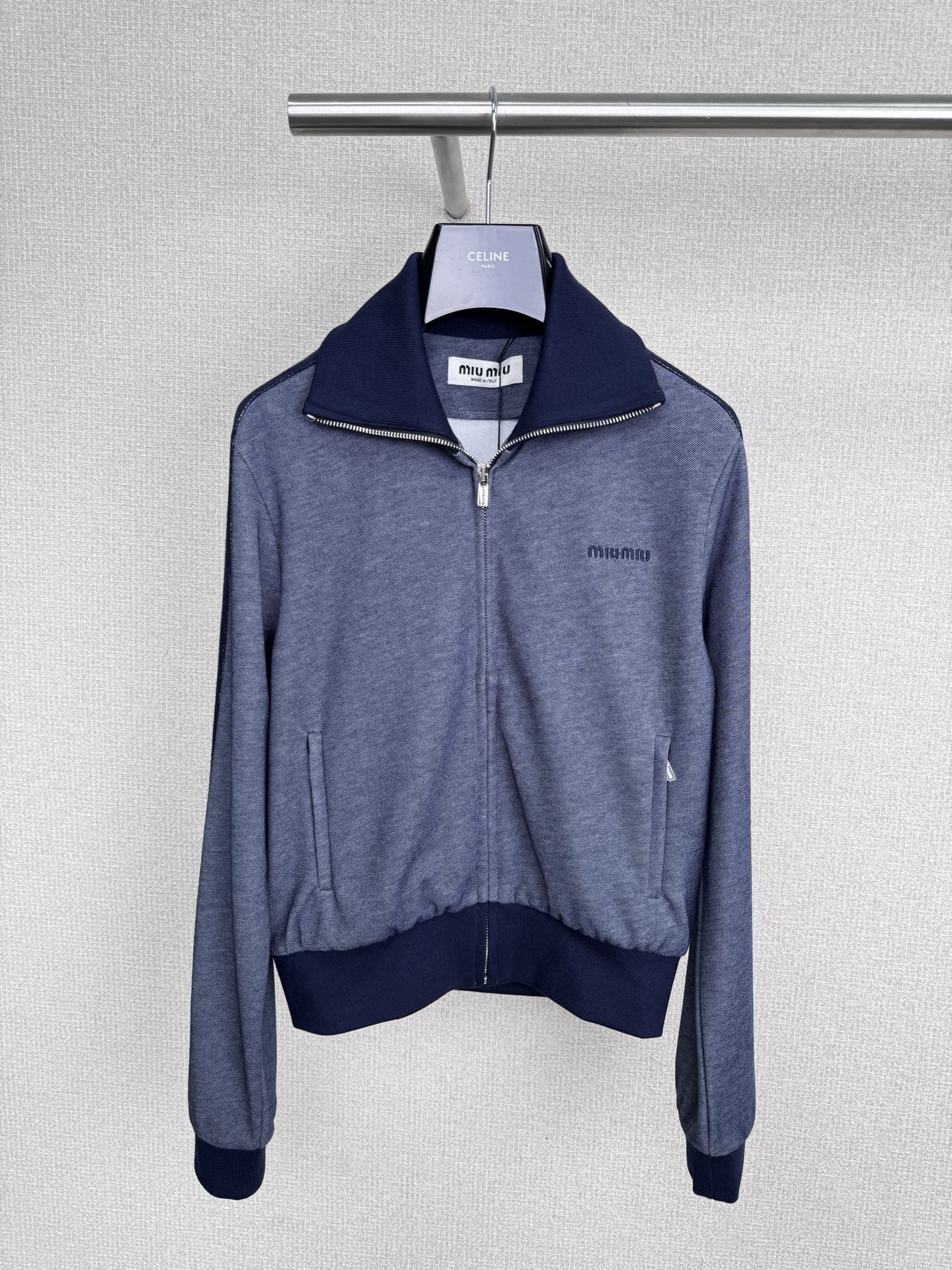 NO:565083,MiuMiu 2025 new autumn and winter sports top and short skirt suit, a season full of youth and easy to be moved, sometimes romantic and happy, sometimes making people feel cold and desolate. The upper body is made of gray and blue knitted fabric, forming a visual division of colors. The knitted material feels smooth, stiff and not easy to wrinkle, and is elastic, comfortable and soft.  The knitting is in strong contrast, and the brand has embroidery of the brand's LOGO letters. Whether it is versatile in color or in style, it creates a sense of youth. The fabric is soft and healing, and feels as soft as clouds. It is so comfortable to wear that you don't want to take it off. It can be worn alone or layered in early autumn. It is breathable and textured. It can be worn directly with white shoes.  + piles of socks = preppy sweet girl, changing into leather boots + armpit bags =   Cool and cool urban beauties, even with canvas shoes, they look fresh and refreshing. Lazy sisters close their eyes and rush without having to worry about matching. On SML, miumiu, boots, skirts, alexander wang19860909MiuMiu2025秋冬新款运动上衣短裙套装,青春盎然容易感动的季节,时而浪漫快乐时而又让人觉得清冷萧瑟,上身使用灰拼蓝的针织面料,形成一种色彩在视觉上的分割,针织料手感顺滑硬挺不易皱,与具有弹性且舒适柔软的针织呈强烈对比,品牌有品牌LOGO字母刺绣,不论在颜色百搭好穿还是造型上营造出青春感,面料软乎乎好治愈,摸起来像云朵一样柔软,贴身穿舒服到不想脱,早秋单穿或叠内搭都很可,透气又有质感,搭配直接开挂,配小白鞋 + 堆堆袜 = 学院风甜妹,换皮靴 + 腋下包 = 酷飒都市丽人,甚至搭帆布鞋都清新感拉满,懒人姐妹闭眼冲,根本不用纠结搭配. 码数SML 上,,miumiu,boots,skirts,alexander wang,Women's clothing