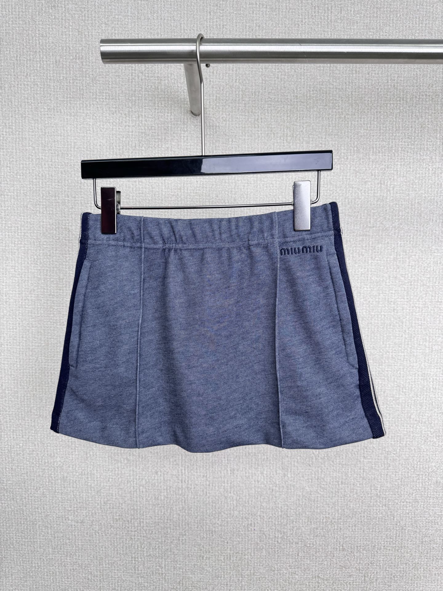 NO:565093,MiuMiu 2025 new autumn and winter sports top and short skirt suit, a season full of youth and easy to be moved, sometimes romantic and happy, sometimes making people feel cold and desolate. The upper body is made of gray and blue knitted fabric, forming a visual division of colors. The knitted material feels smooth, stiff and not easy to wrinkle, and is elastic, comfortable and soft.  The knitting is in strong contrast, and the brand has embroidery of the brand's LOGO letters. Whether it is versatile in color or in style, it creates a sense of youth. The fabric is soft and healing, and feels as soft as clouds. It is so comfortable to wear that you don't want to take it off. It can be worn alone or layered in early autumn. It is breathable and textured. It can be worn directly with white shoes.  + piles of socks = preppy sweet girl, changing into leather boots + armpit bags =   Cool and cool urban beauties, even with canvas shoes, they feel fresh. Lazy sisters close their eyes and rush, and don’t have to worry about matching. Size SML, miumiu, boots, skirts, alexander wang19860909MiuMiu2025秋冬新款运动上衣短裙套装,青春盎然容易感动的季节,时而浪漫快乐时而又让人觉得清冷萧瑟,上身使用灰拼蓝的针织面料,形成一种色彩在视觉上的分割,针织料手感顺滑硬挺不易皱,与具有弹性且舒适柔软的针织呈强烈对比,品牌有品牌LOGO字母刺绣,不论在颜色百搭好穿还是造型上营造出青春感,面料软乎乎好治愈,摸起来像云朵一样柔软,贴身穿舒服到不想脱,早秋单穿或叠内搭都很可,透气又有质感,搭配直接开挂,配小白鞋 + 堆堆袜 = 学院风甜妹,换皮靴 + 腋下包 = 酷飒都市丽人,甚至搭帆布鞋都清新感拉满,懒人姐妹闭眼冲,根本不用纠结搭配. 码数SML,,miumiu,boots,skirts,alexander wang,Women's clothing