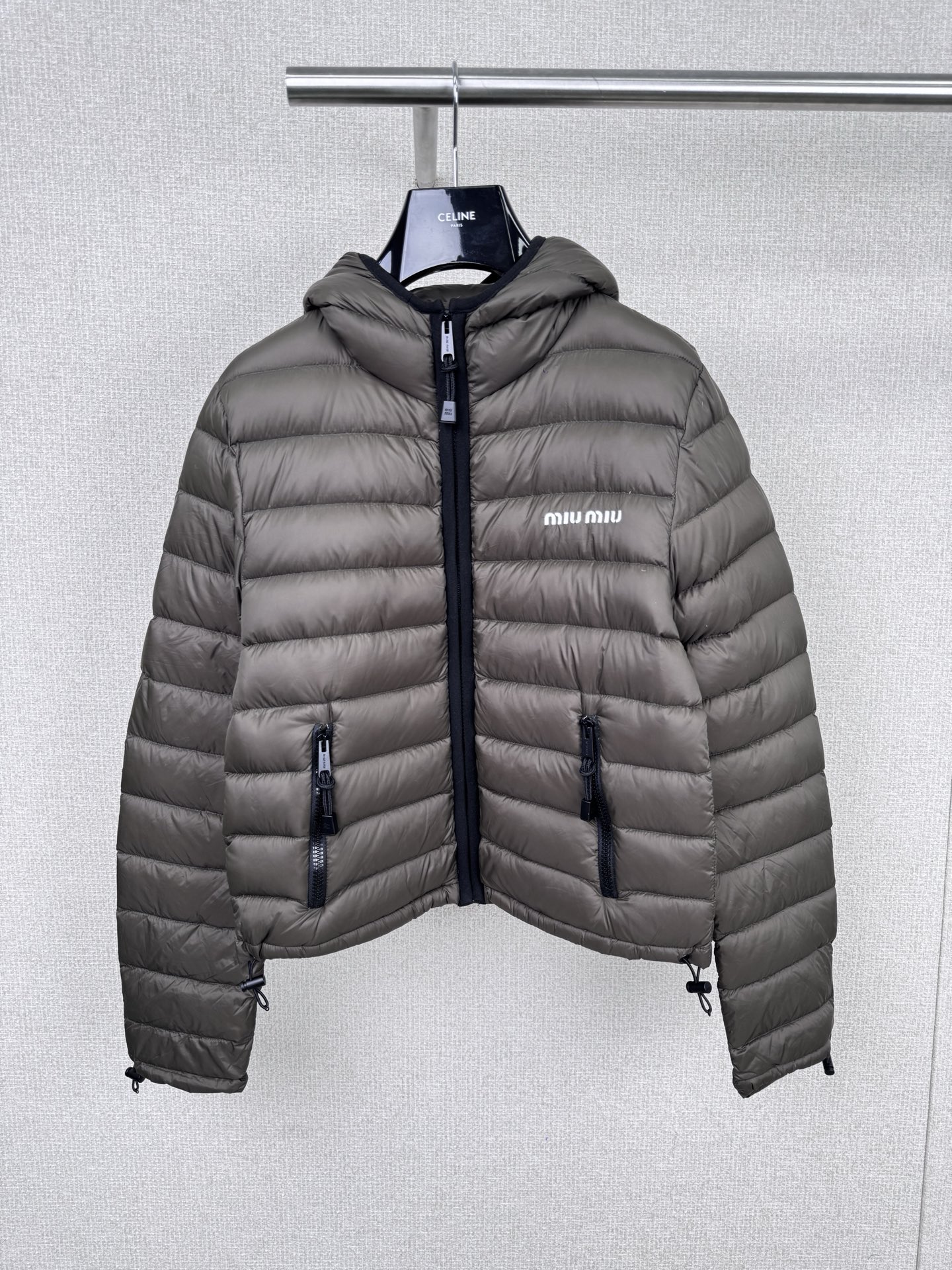 NO:565098,Comes with dust bag MiuMiu 2025 new autumn and winter lightweight hooded goose down down jacket, slim fit, casual and versatile down jacket, every cut is just right, without a trace of excess, this is the charm of Miu Miu, friends with broad shoulders must try this one, do you want right-angled shoulders?  If you want a waistline with a waistline, it is really invincible and slimming. The hooded hat design can be worn no matter how you wear it. It is warm and fashionable. The textured fabric is not bulky and slimming, and the details are processed to the extreme. It feels high-end. I can’t wait to recommend this down jacket to everyone. Female compatriots must wear it. This year’s down jacket must be arranged early. It is simply a rush to buy. It is the most popular lightweight down jacket now and has a customized three-dimensional logo on the chest.  , one that doesn’t care about gender and age, high cost performance, highly recommended for you to buy. Size SML (matte version), miumiu, down jacket, hats, alexander wang19860909配防尘袋MiuMiu2025秋冬新款轻便连帽鹅绒羽绒服,修身休闲百搭羽绒服,每一处剪裁都恰到好处,没有一丝多余,这就是缪缪的魅力,肩宽的友友一定要试试这款,要直角肩有直角肩？要腰线有腰线,真的无敌无敌显瘦,连帽帽子设计 怎么穿搭都ok,保暖又时尚,质感面料做到不臃肿又显瘦,细节处理都做到了极致,高级感,迫不及待给大家推荐这款羽绒服,女同胞必撸它,今年的羽绒服一定要趁早安排,简直就是抢货的节奏,现在最火的一款轻便羽绒服,胸前还定制的立体logo ,不挑性别和年龄的一款,性价比高,很值得推荐你们入手. 码数SML（哑光版本）,,miumiu,down jacket,hats,alexander wang,Women's clothing
