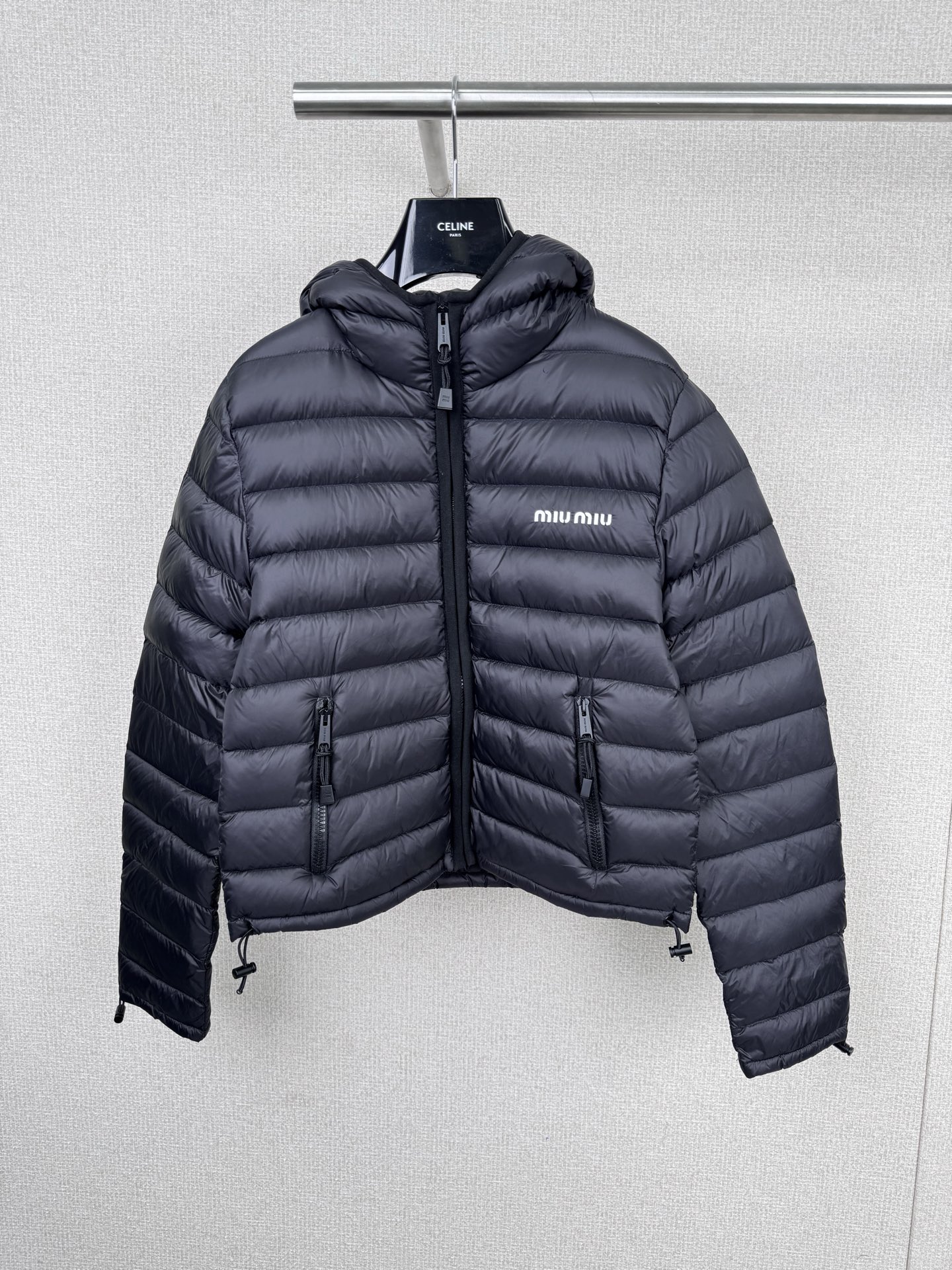 NO:565104,Comes with dust bag MiuMiu 2025 new autumn and winter lightweight hooded goose down down jacket, slim fit, casual and versatile down jacket, every cut is just right, without a trace of excess, this is the charm of Miu Miu, friends with broad shoulders must try this one, do you want right-angled shoulders?  If you want a waistline with a waistline, it is really invincible and slimming. The hooded hat design can be worn no matter how you wear it. It is warm and fashionable. The textured fabric is not bulky and slimming, and the details are processed to the extreme. It feels high-end. I can’t wait to recommend this down jacket to everyone. Female compatriots must wear it. This year’s down jacket must be arranged early. It is simply a rush to buy. It is the most popular lightweight down jacket now and has a customized three-dimensional logo on the chest.  , one that doesn’t care about gender and age, high cost performance, highly recommended for you to buy. Size SML (matte version), miumiu, down jacket, hats, alexander wang19860909配防尘袋MiuMiu2025秋冬新款轻便连帽鹅绒羽绒服,修身休闲百搭羽绒服,每一处剪裁都恰到好处,没有一丝多余,这就是缪缪的魅力,肩宽的友友一定要试试这款,要直角肩有直角肩？要腰线有腰线,真的无敌无敌显瘦,连帽帽子设计 怎么穿搭都ok,保暖又时尚,质感面料做到不臃肿又显瘦,细节处理都做到了极致,高级感,迫不及待给大家推荐这款羽绒服,女同胞必撸它,今年的羽绒服一定要趁早安排,简直就是抢货的节奏,现在最火的一款轻便羽绒服,胸前还定制的立体logo ,不挑性别和年龄的一款,性价比高,很值得推荐你们入手. 码数SML（哑光版本）,,miumiu,down jacket,hats,alexander wang,Women's clothing