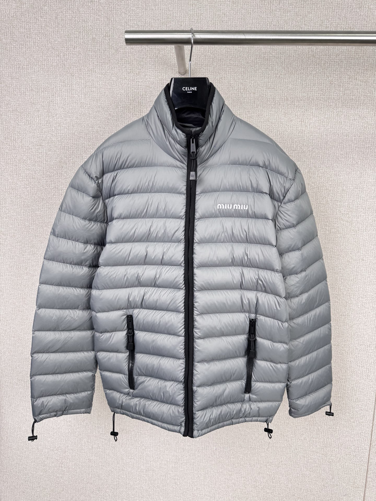 NO:565108,MiuMiu 2025 new autumn and winter zippered lightweight down jacket with dust bag. Early winter is coming, are your thermal equipment in place?  A lightweight down is the right way to wear it in winter. It is thin and warm, portable and easy to take care of. The lightweight down portable vest is thin and warm, and it is not bulky when worn as a layer. The lightweight down portable long vest has a long design that doubles the warmth. You can control the temperature and style freely. The lightweight down is portable.  Collarless jacket, lightweight, warm and easy to carry. It can be put on and taken off at any time. It will accompany you comfortably through the winter. As the temperature drops, start a warm and comfortable day with lightweight down. Size SML (matte version),,miumiu,jackets & coats,down jacket,alexander wang19860909配防尘袋MiuMiu2025秋冬新款拉链轻便羽绒服,初冬即将来临,你的保暖装备就位了吗？一件轻量羽绒才是入冬的正确打开方式,轻薄又保暖,便携好打理,轻量羽绒便携式 背心,轻薄又保暖,做内搭叠穿也不臃肿,轻量羽绒便携式 长款背心,长款设计温暖加倍,自在掌握温度与风度,轻量羽绒便携式 无领夹克,轻盈保暖易便携,时刻穿脱自如,陪你舒适过冬,气温日渐降低,和轻量羽绒一起开启温暖舒适的每一天吧. 码数SML（哑光版本）,,miumiu,jackets & coats,down jacket,alexander wang,Women's clothing