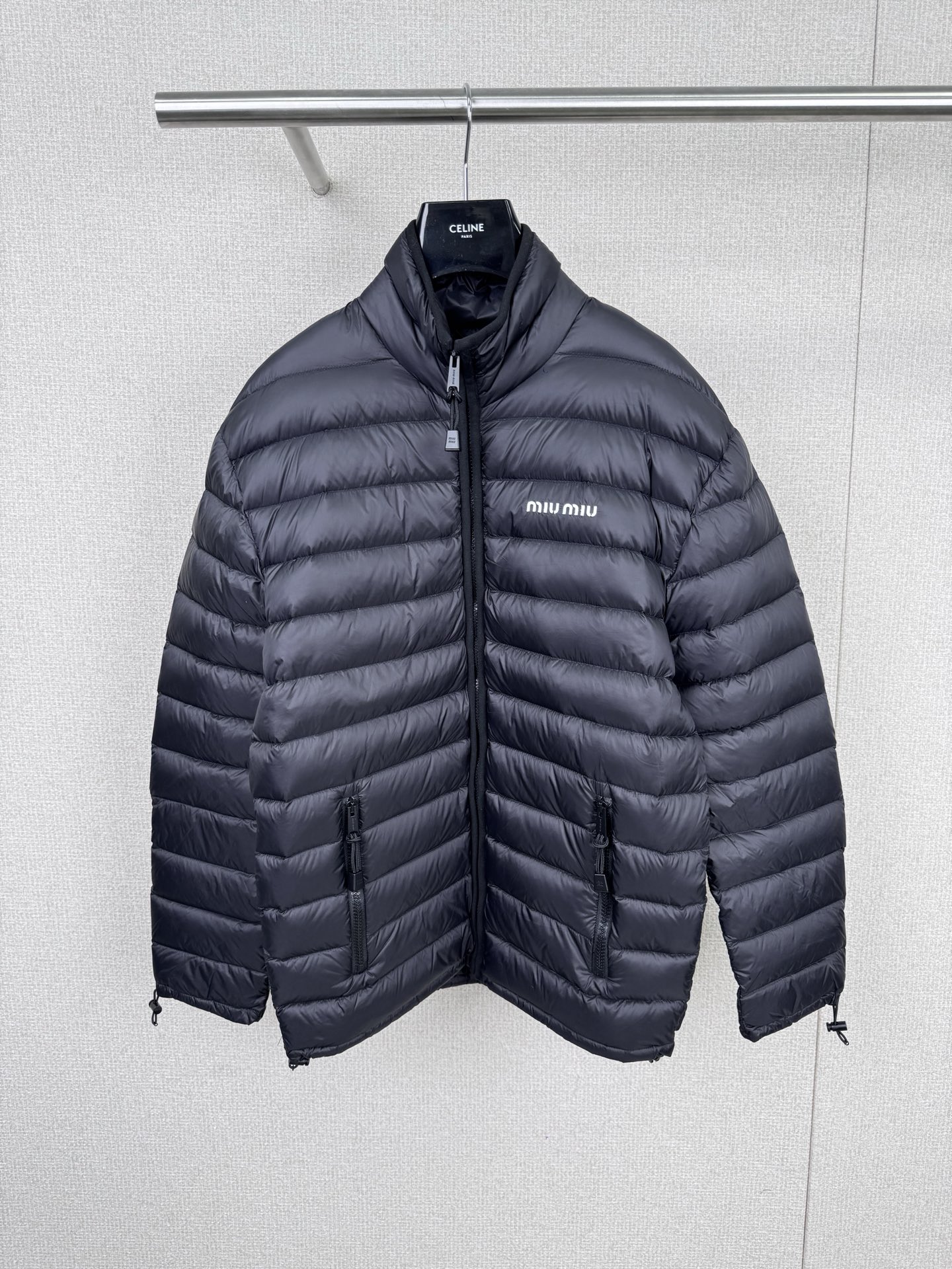 NO:565116,MiuMiu 2025 new autumn and winter zippered lightweight down jacket with dust bag. Early winter is coming, are your thermal equipment in place?  A lightweight down is the right way to wear it in winter. It is thin and warm, portable and easy to take care of. The lightweight down portable vest is thin and warm, and it is not bulky when worn as a layer. The lightweight down portable long vest has a long design that doubles the warmth. You can control the temperature and style freely. The lightweight down is portable.  Collarless jacket, lightweight, warm and easy to carry. It can be put on and taken off at any time. It will accompany you comfortably through the winter. As the temperature drops, start a warm and comfortable day with lightweight down. Size SML (matte version),,miumiu,jackets & coats,down jacket,alexander wang19860909配防尘袋MiuMiu2025秋冬新款拉链轻便羽绒服,初冬即将来临,你的保暖装备就位了吗？一件轻量羽绒才是入冬的正确打开方式,轻薄又保暖,便携好打理,轻量羽绒便携式 背心,轻薄又保暖,做内搭叠穿也不臃肿,轻量羽绒便携式 长款背心,长款设计温暖加倍,自在掌握温度与风度,轻量羽绒便携式 无领夹克,轻盈保暖易便携,时刻穿脱自如,陪你舒适过冬,气温日渐降低,和轻量羽绒一起开启温暖舒适的每一天吧. 码数SML（哑光版本）,,miumiu,jackets & coats,down jacket,alexander wang,Women's clothing