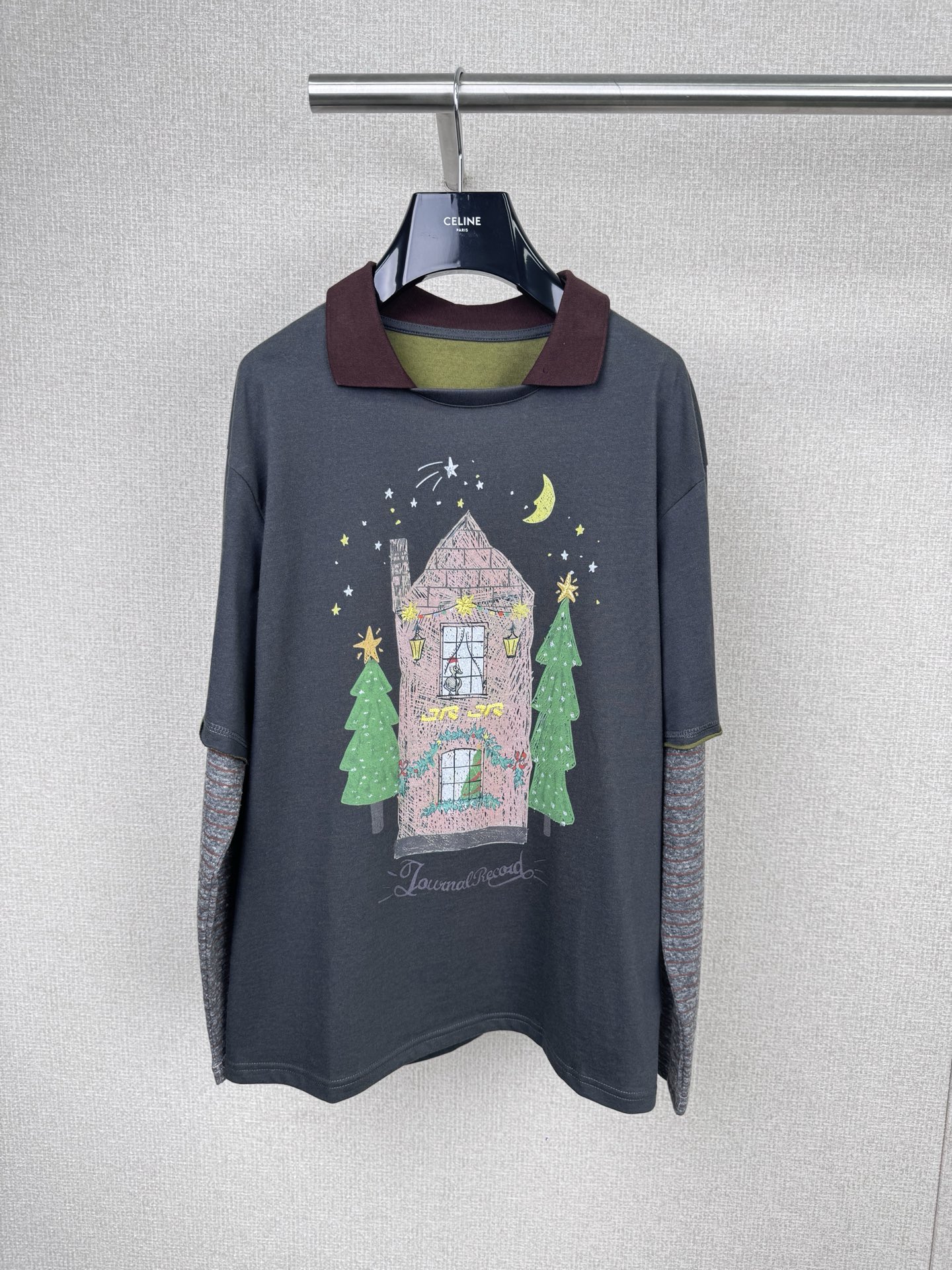 NO:565118,JOURNAL RECORO  Designer brand's 2025 new autumn and winter fake two-piece house print long-sleeved T-shirt, a must-have, cute striped long-sleeved T-shirt, this spliced fake two-piece striped T-shirt is not only classic and eye-catching, but also visually elongates your arms and makes you look slimmer. Moreover, the fake two-piece splicing design of this T-shirt makes the overall look more layered. At the same time, the house-printed pattern design adds a bit of cuteness and easily satisfies your girly heart. Whether you pair it with jeans or a short skirt, it can be easily worn.  Size SML,,skirts,jeans,tees,t-shirt,alexander wang19860909JOURNAL RECORO 设计师品牌2025秋冬新款假两件房子印花长袖T恤,穿搭必备,可爱条纹长袖T恤,这款拼接假两件条纹T恤,它的条纹设计不仅经典耐看,还能在视觉上拉长你的手臂,更加显瘦而且,这款T恤的假两件拼接设计,让整体看起来更有层次感,同时房子印花的图案设计又增添了几分可爱,轻松满足你的少女心,不管你是搭配牛仔裤还是短裙,都能轻松驾驭. 码数SML,,skirts,jeans,tees，t-shirt,alexander wang,Women's clothing