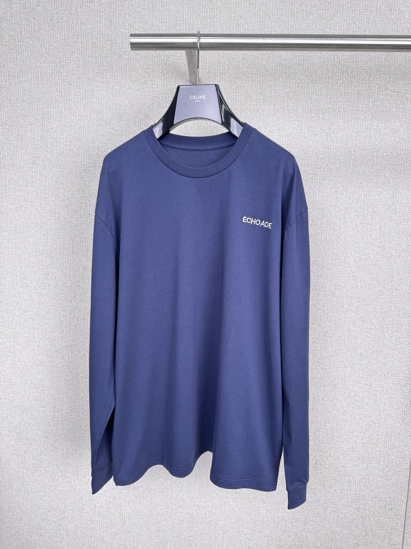 NO:565904,ECHOADE's new autumn new loose and casual long-sleeved T-shirt pleated skirt two-piece set, long-sleeved T with pleated skirt, sweet and cool girl closes her eyes and rushes, it is a loose version, covering the waistline just right   , instantly enhances the overall sense of lightness, and visually optimizes the proportions of the body. The design of dropped shoulders weakens the shoulder lines, and the effect of wrapping the head and shoulders is immediately apparent. It makes the head smaller and the face smaller, adding a bit of casualness and playfulness, cool and sweet. The highlight is this pleated skirt. The high-waist design directly lifts the waistline under the chest. The long legs can be obtained in seconds. The A-line skirt is flexible and elegant, walking with wind, full of girlishness, and fine pleats.  What’s even better is the sense of layering. Its length is just above the knee, which perfectly covers the imperfections on the legs. Visually, the legs are slim and long. For daily outings, pair it with a pair of thick-soled sneakers. It’s full of energy. If you want to be more sophisticated, pair it with a pair of small leather shoes. It will give you a sweet and cool feeling. Whether you are going to school, dating or shopping, this set is suitable and can easily turn heads. Don’t hesitate and weld this set on your body.  Code number SML   Tops,,sneakers,skirts,tees,t-shirt,alexander wang19860909ECHOADE秋季新款宽松休闲长袖T恤百褶半身裙两件套,长袖T搭配百褶裙,甜酷女孩闭眼冲,是宽松的版型,恰到好处地覆盖掉腰线 ,瞬间提升了整体的轻盈感,在视觉上把身材比例一整个优化,落肩的设计弱化肩部线条,头包肩效果立现,显头小脸小,增添了几分随性俏皮,又酷又甜,重点夸夸这条百褶裙,高腰设计直接把腰线提到胸下,大长腿秒get,A字裙摆灵动飘逸,走路带风,少女感十足,细密的褶子很有层次感,更妙的是它的长度,刚好在膝盖上方一点,完美遮住腿部不完美的地方,视觉上腿又细又长,日常出街,配上一双厚底运动鞋,活力满满,想要更精致点,搭一双小皮鞋,甜酷感直接拉满,不管是上学、约会还是逛街,这一套都适配,轻松拿捏回头率,别犹豫啦,快把这套焊在身上. 码数SML 上衣,,sneakers,skirts,tees，t-shirt,alexander wang,Women's clothing