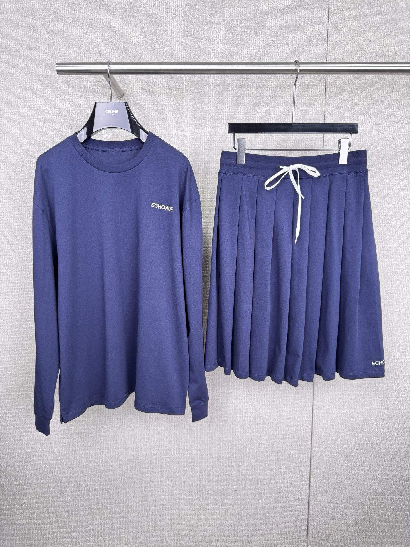 NO:565916,ECHOADE's new autumn new loose and casual long-sleeved T-shirt pleated skirt two-piece set, long-sleeved T with pleated skirt, sweet and cool girl closes her eyes and rushes, it is a loose version, covering the waistline just right   , instantly enhances the overall sense of lightness, and visually optimizes the proportions of the body. The design of dropped shoulders weakens the shoulder lines, and the effect of wrapping the head and shoulders is immediately apparent. It makes the head smaller and the face smaller, adding a bit of casualness and playfulness, cool and sweet. The highlight is this pleated skirt. The high-waist design directly lifts the waistline under the chest. The long legs can be obtained in seconds. The A-line skirt is flexible and elegant, walking with wind, full of girlishness, and fine pleats.  What’s even better is the sense of layering. Its length is just above the knee, which perfectly covers the imperfections on the legs. Visually, the legs are slim and long. For daily outings, pair it with a pair of thick-soled sneakers. It’s full of energy. If you want to be more sophisticated, pair it with a pair of small leather shoes. It will give you a sweet and cool feeling. Whether you are going to school, dating or shopping, this set is suitable and can easily turn heads. Don’t hesitate and weld this set on your body.   Size SML,,sneakers,skirts,tees,t-shirt,alexander wang19860909ECHOADE秋季新款宽松休闲长袖T恤百褶半身裙两件套,长袖T搭配百褶裙,甜酷女孩闭眼冲,是宽松的版型,恰到好处地覆盖掉腰线 ,瞬间提升了整体的轻盈感,在视觉上把身材比例一整个优化,落肩的设计弱化肩部线条,头包肩效果立现,显头小脸小,增添了几分随性俏皮,又酷又甜,重点夸夸这条百褶裙,高腰设计直接把腰线提到胸下,大长腿秒get,A字裙摆灵动飘逸,走路带风,少女感十足,细密的褶子很有层次感,更妙的是它的长度,刚好在膝盖上方一点,完美遮住腿部不完美的地方,视觉上腿又细又长,日常出街,配上一双厚底运动鞋,活力满满,想要更精致点,搭一双小皮鞋,甜酷感直接拉满,不管是上学、约会还是逛街,这一套都适配,轻松拿捏回头率,别犹豫啦,快把这套焊在身上. 码数SML,,sneakers,skirts,tees，t-shirt,alexander wang,Women's clothing