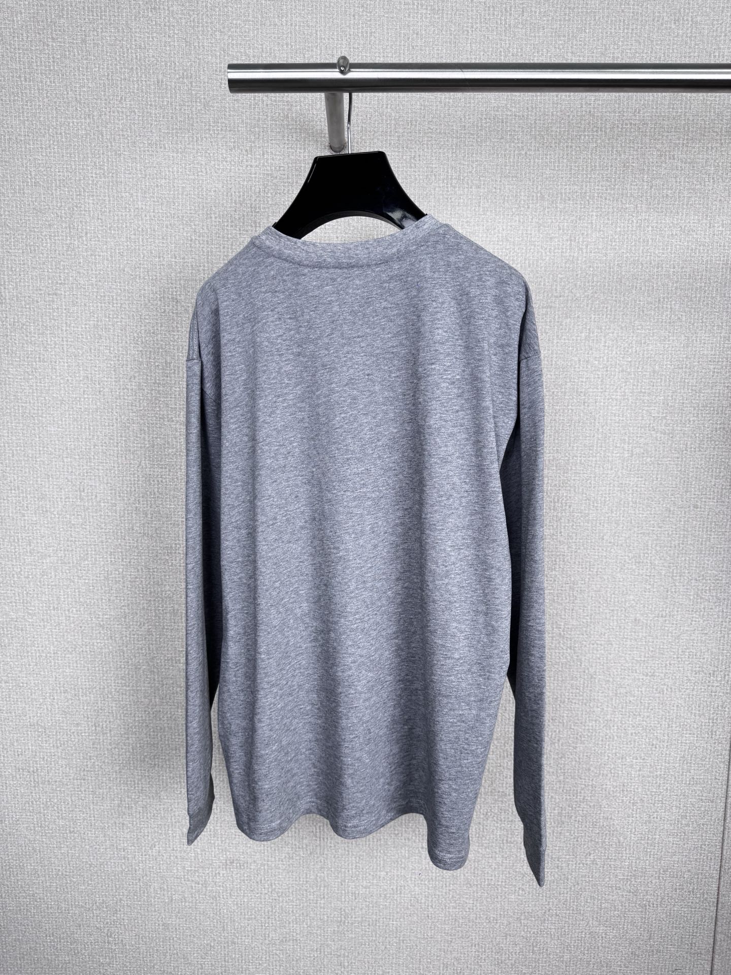 NO:565873,ECHOADE's new autumn new loose and casual long-sleeved T-shirt pleated skirt two-piece set, long-sleeved T with pleated skirt, sweet and cool girl closes her eyes and rushes, it is a loose version, covering the waistline just right   , instantly enhances the overall sense of lightness, and visually optimizes the proportions of the body. The design of dropped shoulders weakens the shoulder lines, and the effect of wrapping the head and shoulders is immediately apparent. It makes the head smaller and the face smaller, adding a bit of casualness and playfulness, cool and sweet. The highlight is this pleated skirt. The high-waist design directly lifts the waistline under the chest. The long legs can be obtained in seconds. The A-line skirt is flexible and elegant, walking with wind, full of girlishness, and fine pleats.  What’s even better is the sense of layering. Its length is just above the knee, which perfectly covers the imperfections on the legs. Visually, the legs are slim and long. For daily outings, pair it with a pair of thick-soled sneakers. It’s full of energy. If you want to be more sophisticated, pair it with a pair of small leather shoes. It will give you a sweet and cool feeling. Whether you are going to school, dating or shopping, this set is suitable and can easily turn heads. Don’t hesitate and weld this set on your body.  Code number SML   on,,sneakers,skirts,tees,t-shirt,alexander wang19860909ECHOADE秋季新款宽松休闲长袖T恤百褶半身裙两件套,长袖T搭配百褶裙,甜酷女孩闭眼冲,是宽松的版型,恰到好处地覆盖掉腰线 ,瞬间提升了整体的轻盈感,在视觉上把身材比例一整个优化,落肩的设计弱化肩部线条,头包肩效果立现,显头小脸小,增添了几分随性俏皮,又酷又甜,重点夸夸这条百褶裙,高腰设计直接把腰线提到胸下,大长腿秒get,A字裙摆灵动飘逸,走路带风,少女感十足,细密的褶子很有层次感,更妙的是它的长度,刚好在膝盖上方一点,完美遮住腿部不完美的地方,视觉上腿又细又长,日常出街,配上一双厚底运动鞋,活力满满,想要更精致点,搭一双小皮鞋,甜酷感直接拉满,不管是上学、约会还是逛街,这一套都适配,轻松拿捏回头率,别犹豫啦,快把这套焊在身上. 码数SML 上,,sneakers,skirts,tees，t-shirt,alexander wang,Women's clothing