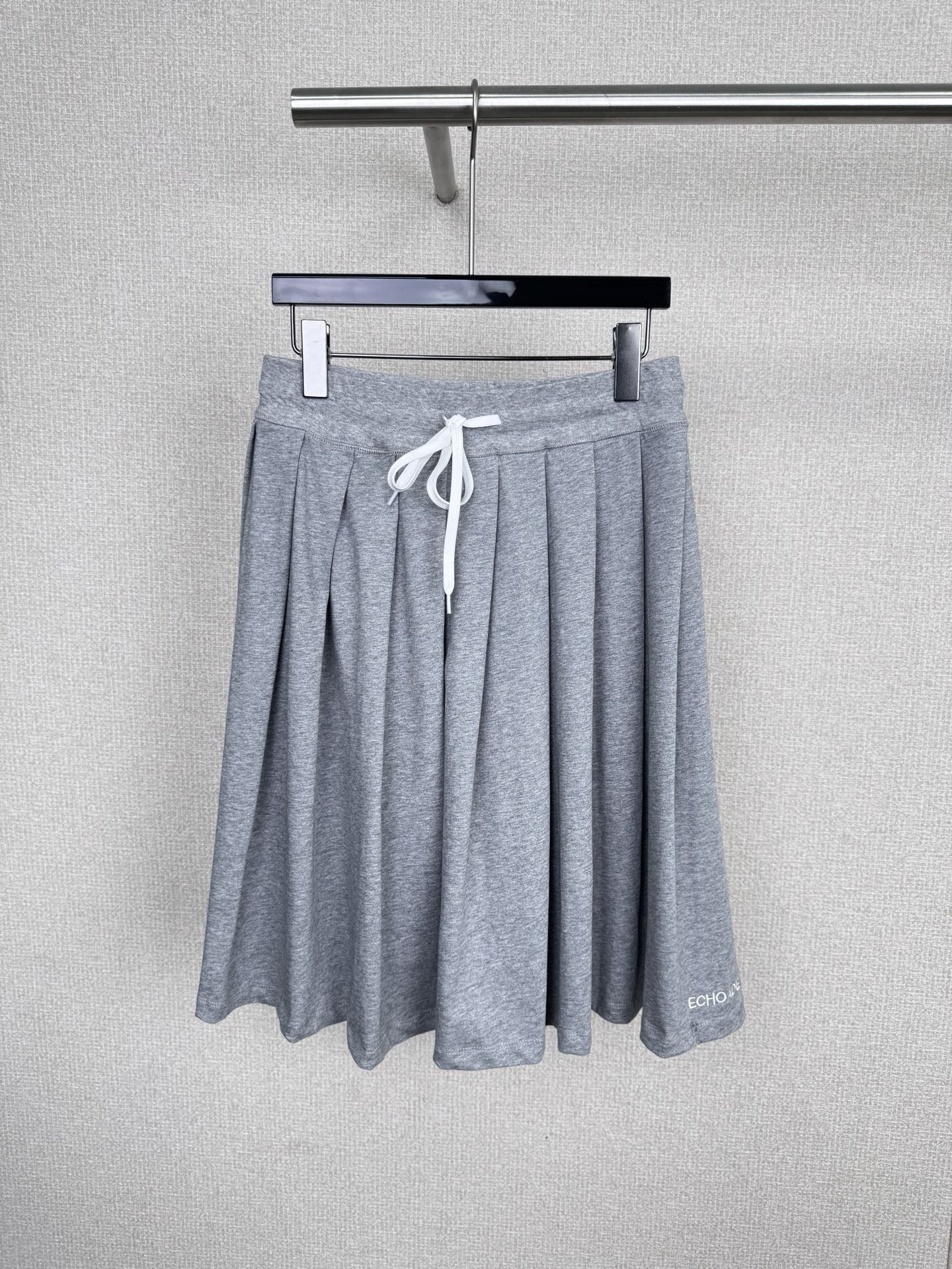 NO:565883,ECHOADE's new autumn new loose and casual long-sleeved T-shirt pleated skirt two-piece set, long-sleeved T with pleated skirt, sweet and cool girl closes her eyes and rushes, it is a loose version, covering the waistline just right   , instantly enhances the overall sense of lightness, and visually optimizes the proportions of the body. The design of dropped shoulders weakens the shoulder lines, and the effect of wrapping the head and shoulders is immediately apparent. It makes the head smaller and the face smaller, adding a bit of casualness and playfulness, cool and sweet. The highlight is this pleated skirt. The high-waist design directly lifts the waistline under the chest. The long legs can be obtained in seconds. The A-line skirt is flexible and elegant, walking with wind, full of girlishness, and fine pleats.  What’s even better is the sense of layering. Its length is just above the knee, which perfectly covers the imperfections on the legs. Visually, the legs are slim and long. For daily outings, pair it with a pair of thick-soled sneakers. It’s full of energy. If you want to be more sophisticated, pair it with a pair of small leather shoes. It will give you a sweet and cool feeling. Whether you are going to school, dating or shopping, this set is suitable and can easily turn heads. Don’t hesitate and weld this set on your body.   Size SML,,sneakers,skirts,tees,t-shirt,alexander wang19860909ECHOADE秋季新款宽松休闲长袖T恤百褶半身裙两件套,长袖T搭配百褶裙,甜酷女孩闭眼冲,是宽松的版型,恰到好处地覆盖掉腰线 ,瞬间提升了整体的轻盈感,在视觉上把身材比例一整个优化,落肩的设计弱化肩部线条,头包肩效果立现,显头小脸小,增添了几分随性俏皮,又酷又甜,重点夸夸这条百褶裙,高腰设计直接把腰线提到胸下,大长腿秒get,A字裙摆灵动飘逸,走路带风,少女感十足,细密的褶子很有层次感,更妙的是它的长度,刚好在膝盖上方一点,完美遮住腿部不完美的地方,视觉上腿又细又长,日常出街,配上一双厚底运动鞋,活力满满,想要更精致点,搭一双小皮鞋,甜酷感直接拉满,不管是上学、约会还是逛街,这一套都适配,轻松拿捏回头率,别犹豫啦,快把这套焊在身上. 码数SML,,sneakers,skirts,tees，t-shirt,alexander wang,Women's clothing