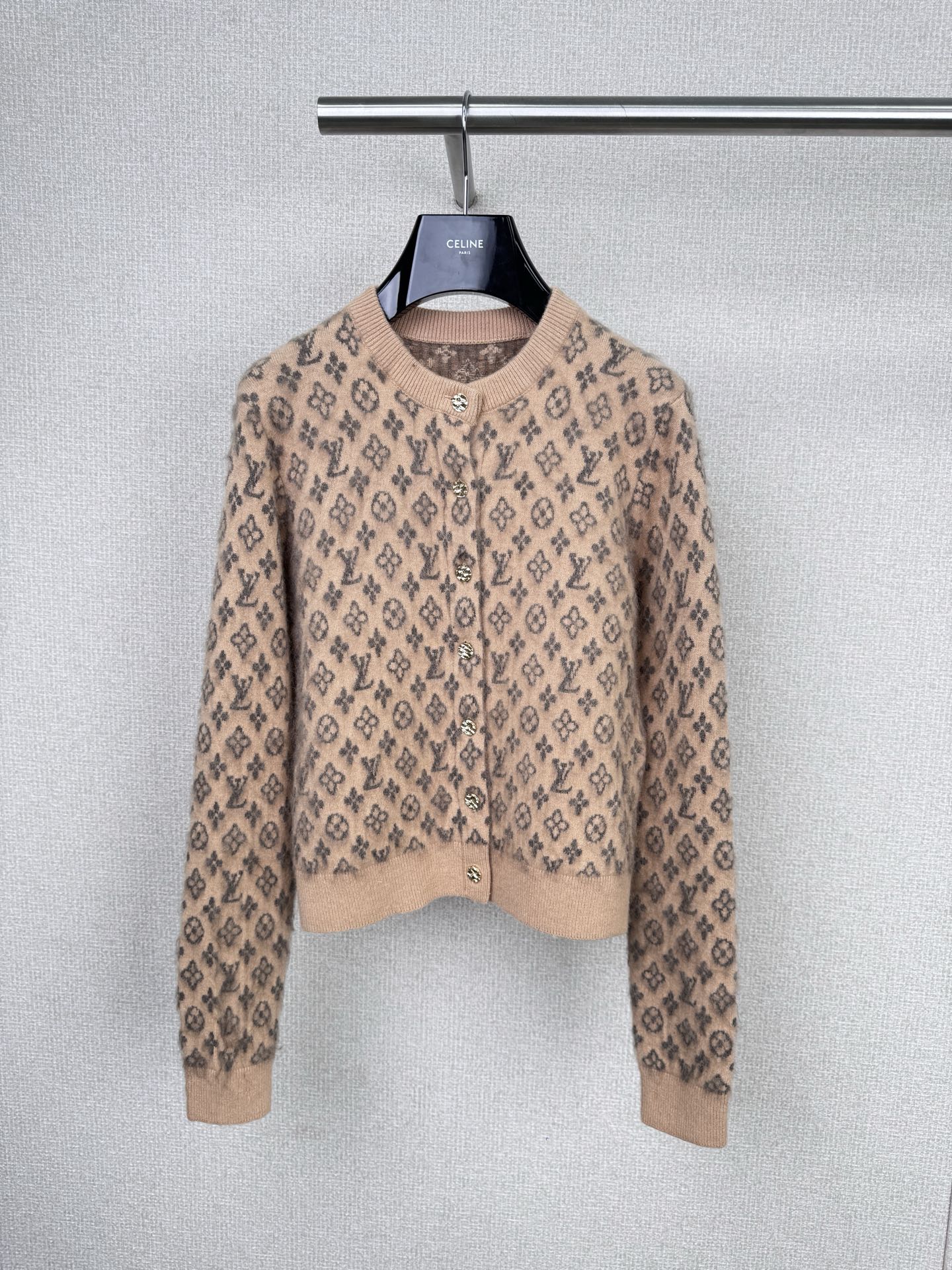 NO:565892,LV's classic presbyopic cashmere knitted cardigan, soft and comfortable, a must-have for autumn and winter, fully printed with Monogram presbyopia + gold buttons, super exquisite details, round neck and long sleeve design, loose fit, very versatile when worn alone or layered, can be worn for commuting and leisure, the milk tea color is gentle and elegant, looks great with wide-leg pants or skirts, complete with tags, to meet the needs of different body shapes, sizes S/M/L available, Louis Vuitton, skirts, Alexander Wang19860909LV经典老花羊绒针织开衫,柔软舒适,秋冬必备,满印Monogram老花+金色纽扣,细节超精致,圆领长袖设计,宽松版型,单穿叠穿都很百搭,通勤休闲都能hold住,奶茶色温柔显气质,搭阔腿裤或裙装都很出彩,吊牌齐全,满足不同身材需求哦,尺码S/M/L可选,,louis vuitton,skirts,alexander wang,Women's clothing