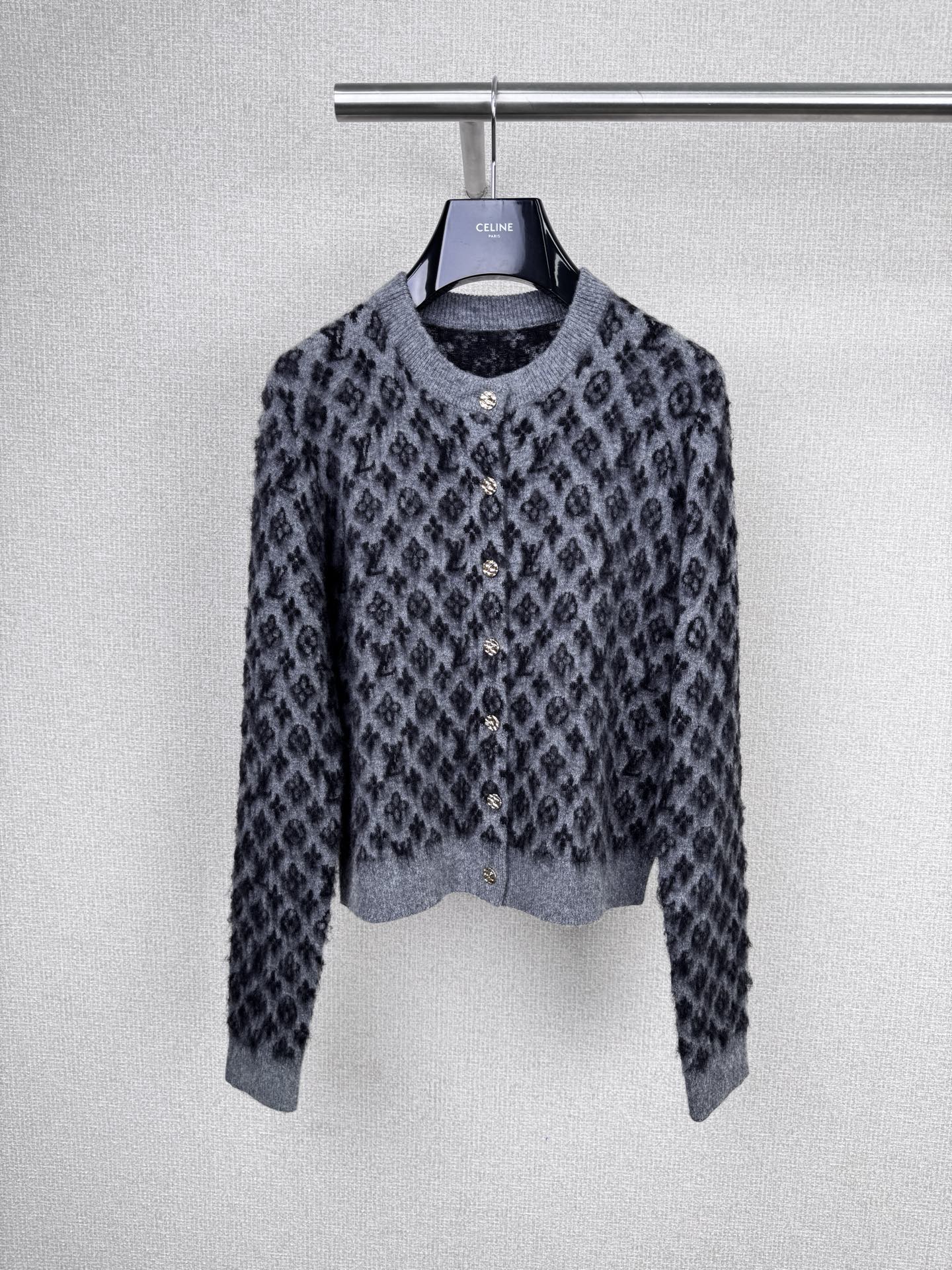 NO:565902,LV's classic presbyopic cashmere knitted cardigan, soft and comfortable, a must-have for autumn and winter, fully printed with Monogram presbyopia + gold buttons, super exquisite details, round neck and long sleeve design, loose fit, very versatile when worn alone or layered, can be worn for commuting and leisure, the milk tea color is gentle and elegant, looks great with wide-leg pants or skirts, complete with tags, to meet the needs of different body shapes, sizes S/M/L available, Louis Vuitton, skirts, Alexander Wang19860909LV经典老花羊绒针织开衫,柔软舒适,秋冬必备,满印Monogram老花+金色纽扣,细节超精致,圆领长袖设计,宽松版型,单穿叠穿都很百搭,通勤休闲都能hold住,奶茶色温柔显气质,搭阔腿裤或裙装都很出彩,吊牌齐全,满足不同身材需求哦,尺码S/M/L可选,,louis vuitton,skirts,alexander wang,Women's clothing