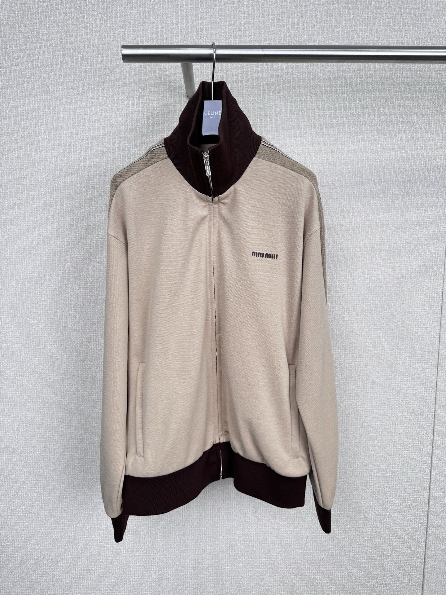 NO:565914,MiuMiu's new autumn Atheneum series khaki jacket and shorts suit, focusing on retro college style, khaki + black splicing, lapel and cuff details are super sporty, front zipper + brand embroidery, low-key and exquisite, knitted fabric is soft and comfortable, just right for autumn and winter wear, suitable for daily or light exercise  OK, the Atheneum series is inspired by the academic style of the 20th century, rebellious and elegant. Pair it with the same series of sports pants or casual pants to easily get a fashionable look. Top,,miumiu,shorts,jackets & coats,alexander wang19860909MiuMiu秋季新款Atheneum系列卡其色夹克短裤套装,主打复古学院风,卡其+黑色拼接,翻领和袖口细节超有运动感,正面拉链+品牌刺绣,低调又精致,针织面料柔软舒适,秋冬穿刚刚好,日常或轻运动都 OK,Atheneum系列灵感来自20世纪学院风,叛逆又优雅,搭配同系列运动裤或休闲裤,轻松get时髦造型.上,,miumiu,shorts,jackets & coats,alexander wang,Women's clothing