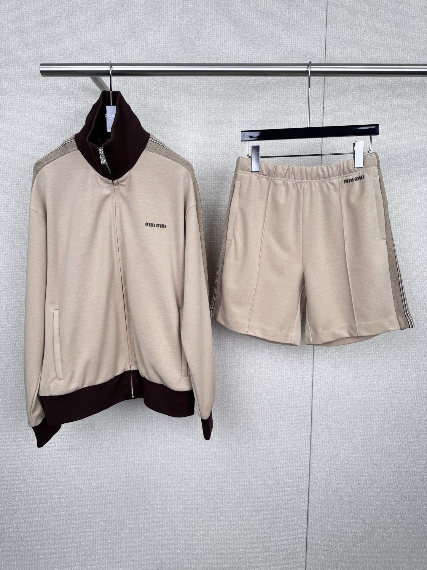 NO:565920,MiuMiu's new autumn Atheneum series khaki jacket and shorts suit, focusing on retro college style, khaki + black splicing, lapel and cuff details are super sporty, front zipper + brand embroidery, low-key and exquisite, knitted fabric is soft and comfortable, just right for autumn and winter wear, suitable for daily or light exercise  OK, the Atheneum series is inspired by the academic style of the 20th century, which is rebellious and elegant. Pair it with the same series of sports pants or casual pants to easily get a fashionable look.,,miumiu,shorts,jackets & coats,alexander wang19860909MiuMiu秋季新款Atheneum系列卡其色夹克短裤套装,主打复古学院风,卡其+黑色拼接,翻领和袖口细节超有运动感,正面拉链+品牌刺绣,低调又精致,针织面料柔软舒适,秋冬穿刚刚好,日常或轻运动都 OK,Atheneum系列灵感来自20世纪学院风,叛逆又优雅,搭配同系列运动裤或休闲裤,轻松get时髦造型.,,miumiu,shorts,jackets & coats,alexander wang,Women's clothing