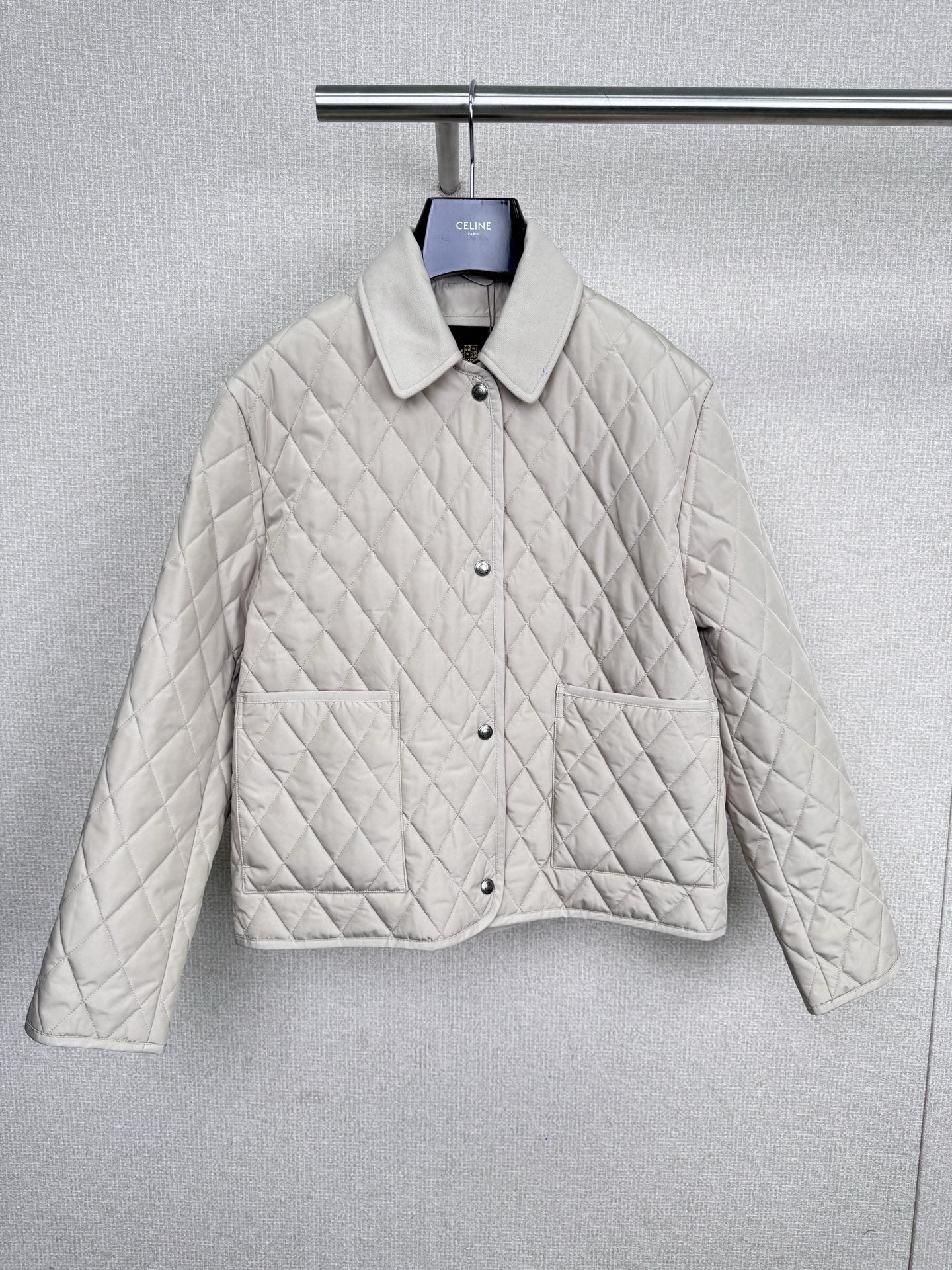 NO:565928,LoroPiana  New diamond quilted cotton jacket for autumn and winter. This off-white diamond quilted cotton jacket has classic diamond pattern + wool lapel. It is simple and advanced. The fabric is light and windproof and filled with high-quality cotton. It is super warm for autumn and winter. It has double front pockets + metal snaps. It is practical and detailed.  It has a sense of style. The loose H-shaped version is OK to be worn alone or layered. It can be used for commuting and leisure. The diamond quilting technology makes the cotton clothes more three-dimensional and not bulky. It is a must-have item for 'old money style' wear. It has a low-key luxury feel. Size SML, loro  piana,alexander wang19860909LoroPiana 秋冬新款菱格绗缝棉服,这款米白色菱格绗缝棉服,经典菱格纹+羊毛翻领,简约又高级,面料轻盈防风,填充高品质棉,秋冬穿超保暖,正面双口袋+金属按扣,实用又有细节感.宽松H型版型,叠穿单穿都很OK,通勤休闲都能驾驭,菱格绗缝工艺让棉服更立体,不臃肿,是“老钱风”穿搭必备单品,低调奢华感拉满计.码数SML,,loro piana,alexander wang,Women's clothing