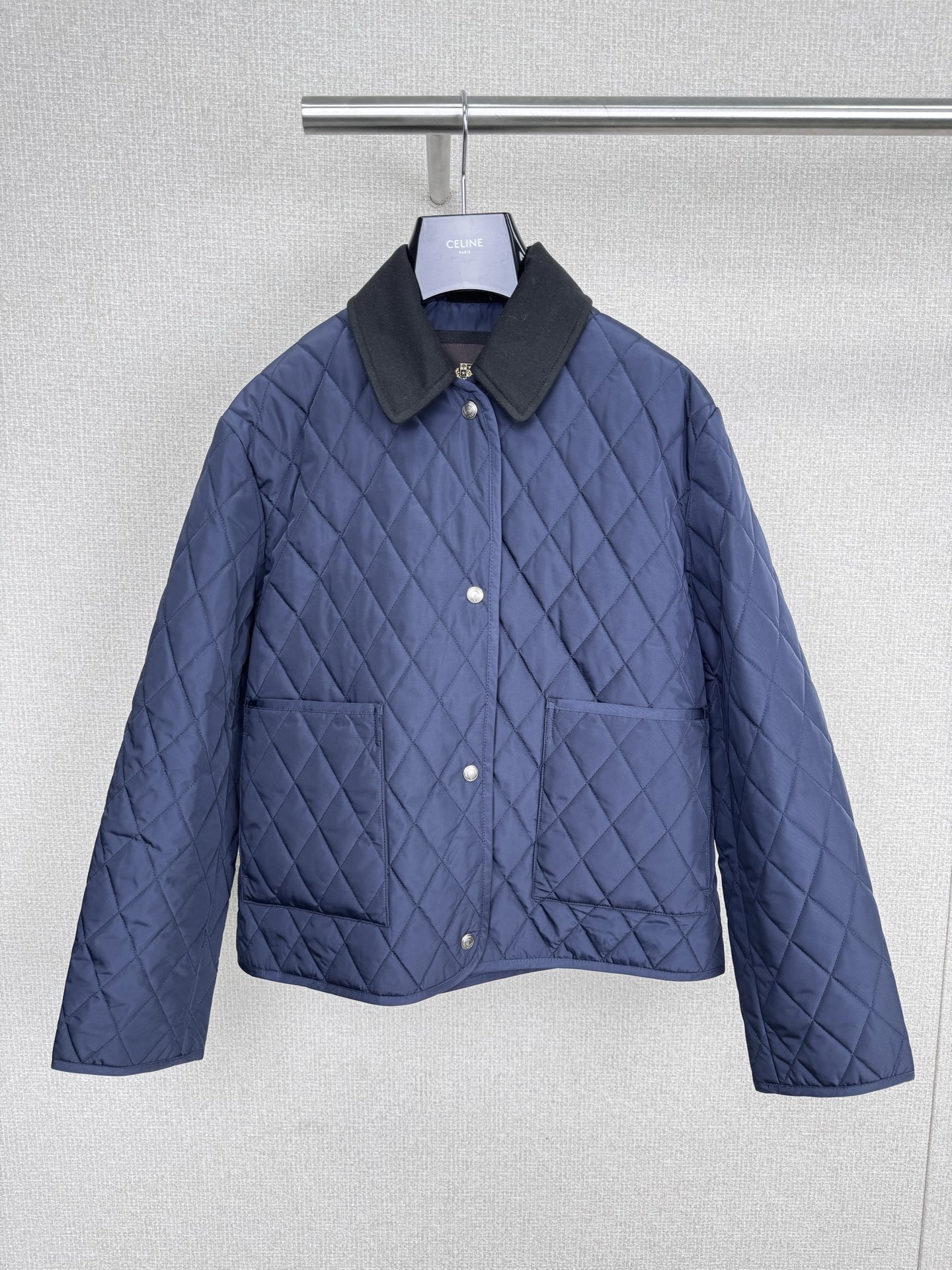 NO:565938,LoroPiana  New diamond quilted cotton jacket for autumn and winter. This off-white diamond quilted cotton jacket has classic diamond pattern + wool lapel. It is simple and advanced. The fabric is light and windproof and filled with high-quality cotton. It is super warm for autumn and winter. It has double front pockets + metal snaps. It is practical and detailed.  It has a sense of style. The loose H-shaped version is OK to be worn alone or layered. It can be used for commuting and leisure. The diamond quilting technology makes the cotton clothes more three-dimensional and not bulky. It is a must-have item for 'old money style' wear. It has a low-key luxury feel. Size SML, loro  piana,alexander wang19860909LoroPiana 秋冬新款菱格绗缝棉服,这款米白色菱格绗缝棉服,经典菱格纹+羊毛翻领,简约又高级,面料轻盈防风,填充高品质棉,秋冬穿超保暖,正面双口袋+金属按扣,实用又有细节感.宽松H型版型,叠穿单穿都很OK,通勤休闲都能驾驭,菱格绗缝工艺让棉服更立体,不臃肿,是“老钱风”穿搭必备单品,低调奢华感拉满计.码数SML,,loro piana,alexander wang,Women's clothing