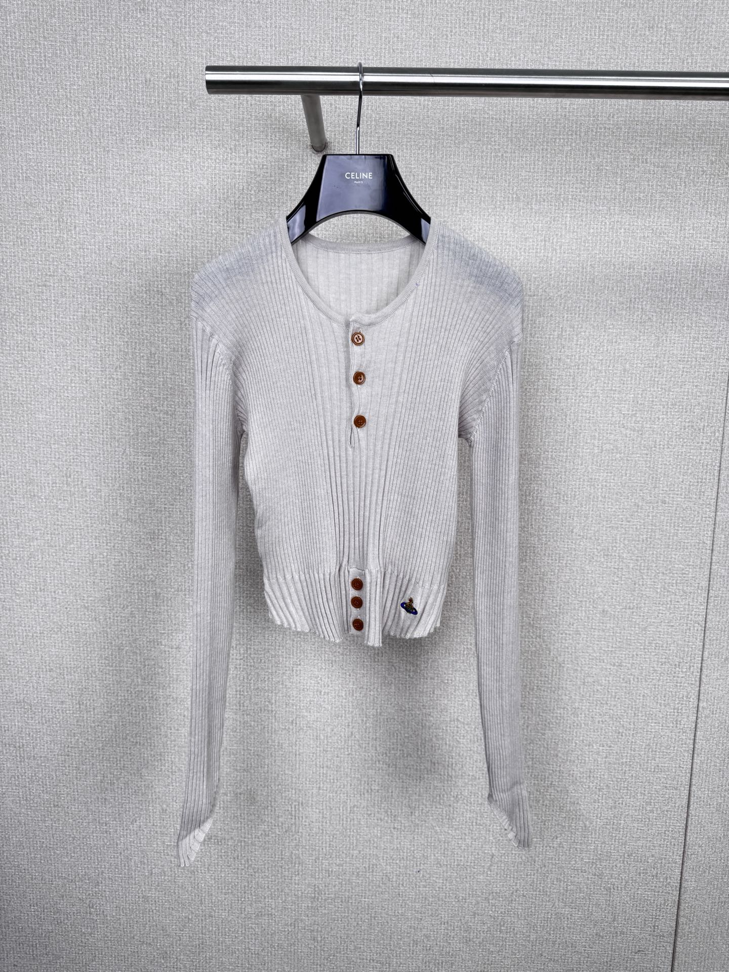 NO:565949,The Queen Mother's new autumn and winter vertical pit stripe Saturn embroidery knitted cardigan. This knitted cardigan by the Queen Mother is made of high-quality yarn, soft and warm, and super comfortable to wear in autumn and winter! Round neck + three-button placket, perfect details, wide ribbed hem to tighten the waist, slimming and flattering  The shape is milky white and versatile. It goes well with low-waisted pants or skirts. It can be worn for commuting and leisure. The cuffs are slightly long and flatter the arm lines. It is just right for early autumn and is a must-have item in the wardrobe. Size SML, skirts, alexander  wang19860909西太后秋冬新款竖坑条土星刺绣针织开衫,西太后这款针织开衫,选用高品质纱线,柔软又保暖,秋冬穿超舒服!圆领+三颗纽扣门襟,细节满分,下摆宽罗纹收腰,显瘦又修饰身形子,奶白色百搭,配低腰裤或裙装都很出彩,通勤休闲都能穿.袖口微长,修饰手臂线条,初秋穿刚刚好,是衣橱必备单品.码数SML,,skirts,alexander wang,Women's clothing