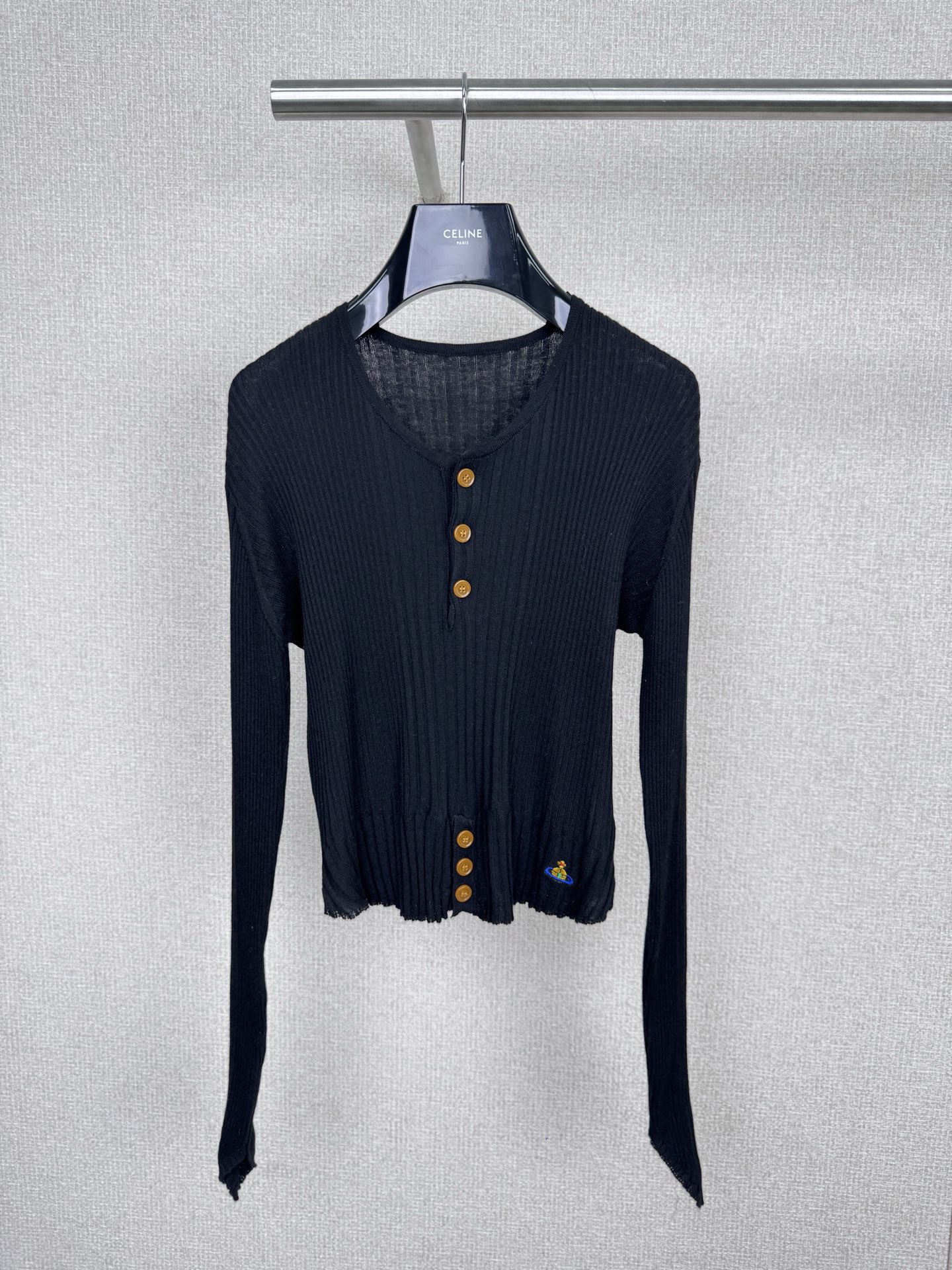 NO:565956,The Queen Mother's new autumn and winter vertical pit stripe Saturn embroidery knitted cardigan. This knitted cardigan by the Queen Mother is made of high-quality yarn, soft and warm, and super comfortable to wear in autumn and winter! Round neck + three-button placket, perfect details, wide ribbed hem to tighten the waist, slimming and flattering  The shape is milky white and versatile. It goes well with low-waisted pants or skirts. It can be worn for commuting and leisure. The cuffs are slightly long and flatter the arm lines. It is just right for early autumn and is a must-have item in the wardrobe. Size SML, skirts, alexander  wang19860909西太后秋冬新款竖坑条土星刺绣针织开衫,西太后这款针织开衫,选用高品质纱线,柔软又保暖,秋冬穿超舒服!圆领+三颗纽扣门襟,细节满分,下摆宽罗纹收腰,显瘦又修饰身形子,奶白色百搭,配低腰裤或裙装都很出彩,通勤休闲都能穿.袖口微长,修饰手臂线条,初秋穿刚刚好,是衣橱必备单品.码数SML,,skirts,alexander wang,Women's clothing