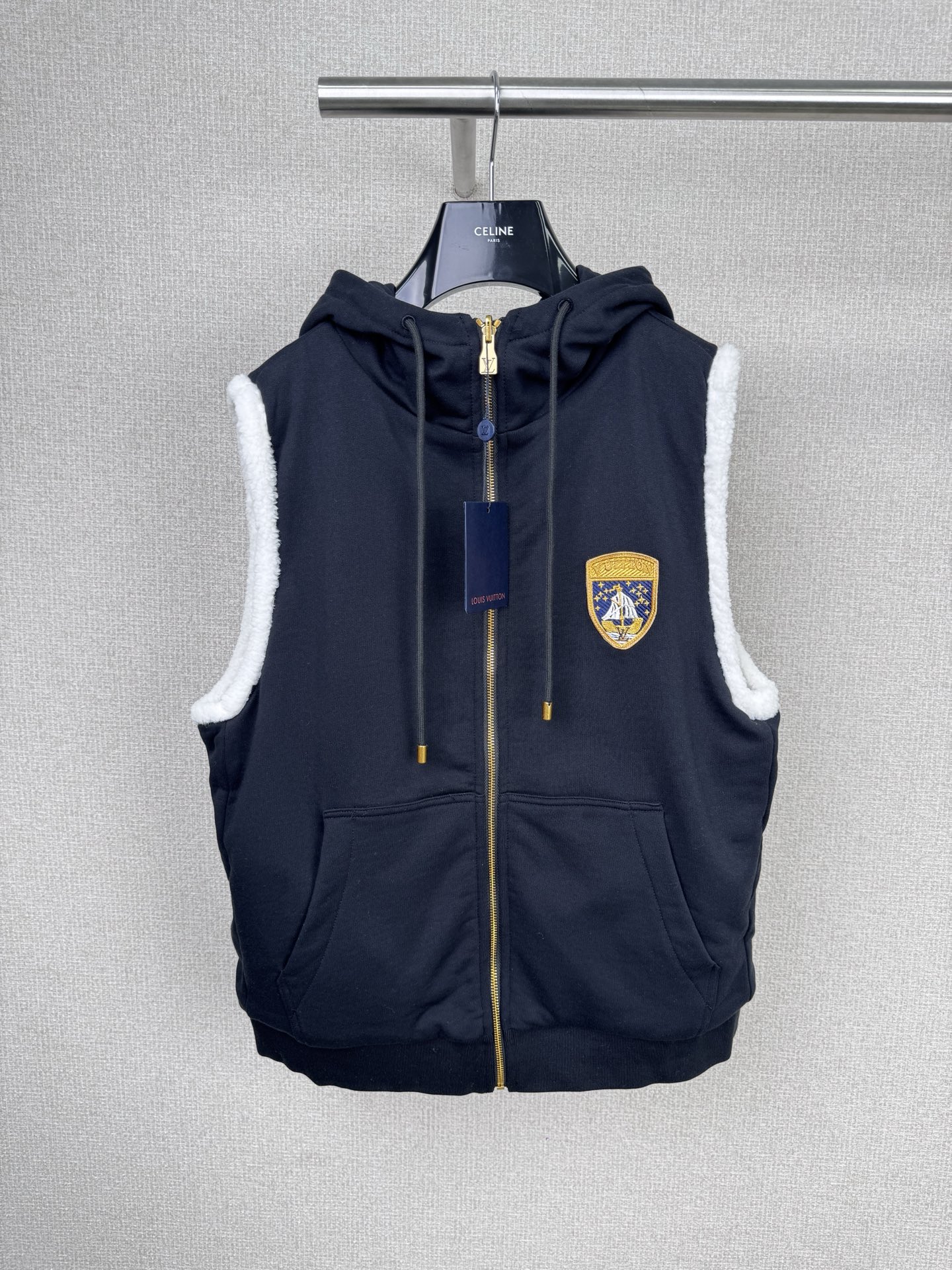 NO:566870,LV 2025 autumn and winter new double-sided lambswool vest, dark cotton + white lambswool lining, gold zipper is super textured. There is a classic Monogram logo on the front, full of college style, youthful vitality and gentlemanly temperament. Reversible design, you can switch styles at will, practical and fashionable! It can be easily used for daily commuting and leisure, and it looks great with sweaters or shirts. It is a must-have and versatile item for autumn and winter wardrobes. Size SML, Louis  vuitton,hoodie,sweatshirts,shirts,alexander wang19860909LV 2025秋冬新款双面穿羊羔毛马甲,深色棉质+白色羊羔毛内衬,金色拉链超有质感.正面有经典Monogram徽标,学院风满满,青春活力与绅士气质兼具.双面穿设计,随心切换风格,实用又时髦!日常通勤、休闲都能轻松驾驭,搭配卫衣或衬衫都很出彩,是秋冬衣橱必备百搭单品. 码数SML,,louis vuitton,hoodie,sweatshirts,shirts,alexander wang,Women's clothing