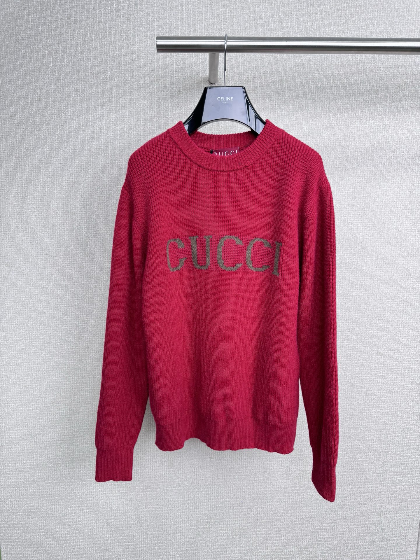 NO:566891,Gucci large round neck sweater with embroidered letters on the front of the chest. This series of sweaters is really classic. The loose-fitting dropped shoulder design is very tolerant to the figure. The brand logo and pattern on the front are embellished to add a sense of detail. The simple style can really be worn beautifully. It is great when worn alone or layered. The yarn and color of the sample are reproduced using computers imported from Germany.  Flat knitting machine, the whole piece is knitted with a vertical knitting pattern to highlight the texture. The hem and cuffs and collar are knitted with elastic threads. The brand's letters and patterns are knitted using a complex Gua Mao method on the front chest. High-density precision sewing basin machine is used to sew. The stitches are even and moderately elastic. All woolen ends are keyhole processed to keep them neat and tidy. It really makes the beauty instantly full.  Size SML,,gucci,sweaters,alexander wang19860909Gucci胸前提花字母圆领大毛衣,这个系列的毛衣真的太经典了,宽松版型落肩设计,对身材包容度高,前胸品牌logo和图案点缀,增加细节感,简单的款式真的可以穿的很好看,单穿叠穿、内搭都非常棒,样品的纱线和颜色复刻,采用德国进口电脑横机,整件编织压竖编条图案,突出肌理,下摆和袖口领子编织螺纹收口有弹性,前胸使用复杂的卦毛方法编织出品牌的字母及图案,采用高密度精密缝盆机器缝合,缝线分针均匀弹力适中,所有的毛织尾端均做了锁眼处理,保持整洁,真的是美感瞬间拉满. 码数SML,,gucci,sweaters,alexander wang,Women's clothing
