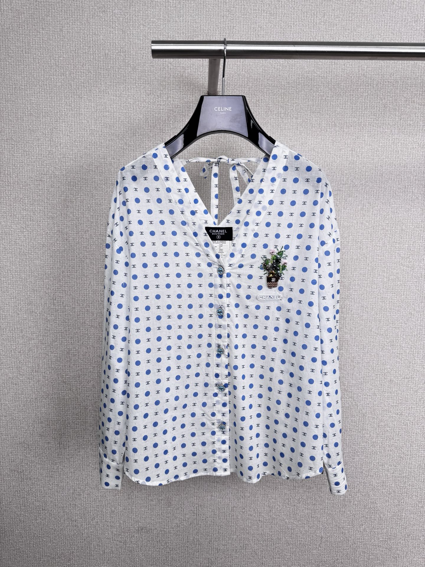 NO:566911,Chanel Xiaoxiang's 2025 new autumn second-hand series blue polka dot printed shirt, this blue polka dot printed shirt is made of light and breathable fabric, super comfortable to wear in autumn, retro polka dots + blue tone, fresh and lively, V-neck + lace design, elegant and versatile, the front plant embroidery is super detailed, it can be easily used for daily commuting and beach vacations, it looks great with jeans or skirts, and it has a full autumn atmosphere. Wear it to catch the tail of autumn.  Size SML,,chanel,skirts,jeans,shirts,alexander wang19860909Chanel小香2025秋季新款中古系列蓝色波点印花衬衫,这款蓝色波点印花衬衫,轻薄透气面料,秋天穿超舒服,复古波点+蓝色调,清新又活泼,V领+系带设计,优雅又百搭,正面植物刺绣超有细节感,日常通勤、海边度假都能轻松驾驭,随手搭牛仔裤或半身裙都很出彩,秋日氛围感拉满,穿上它快来抓住秋天的尾巴. 码数SML,,chanel,skirts,jeans,shirts,alexander wang,Women's clothing