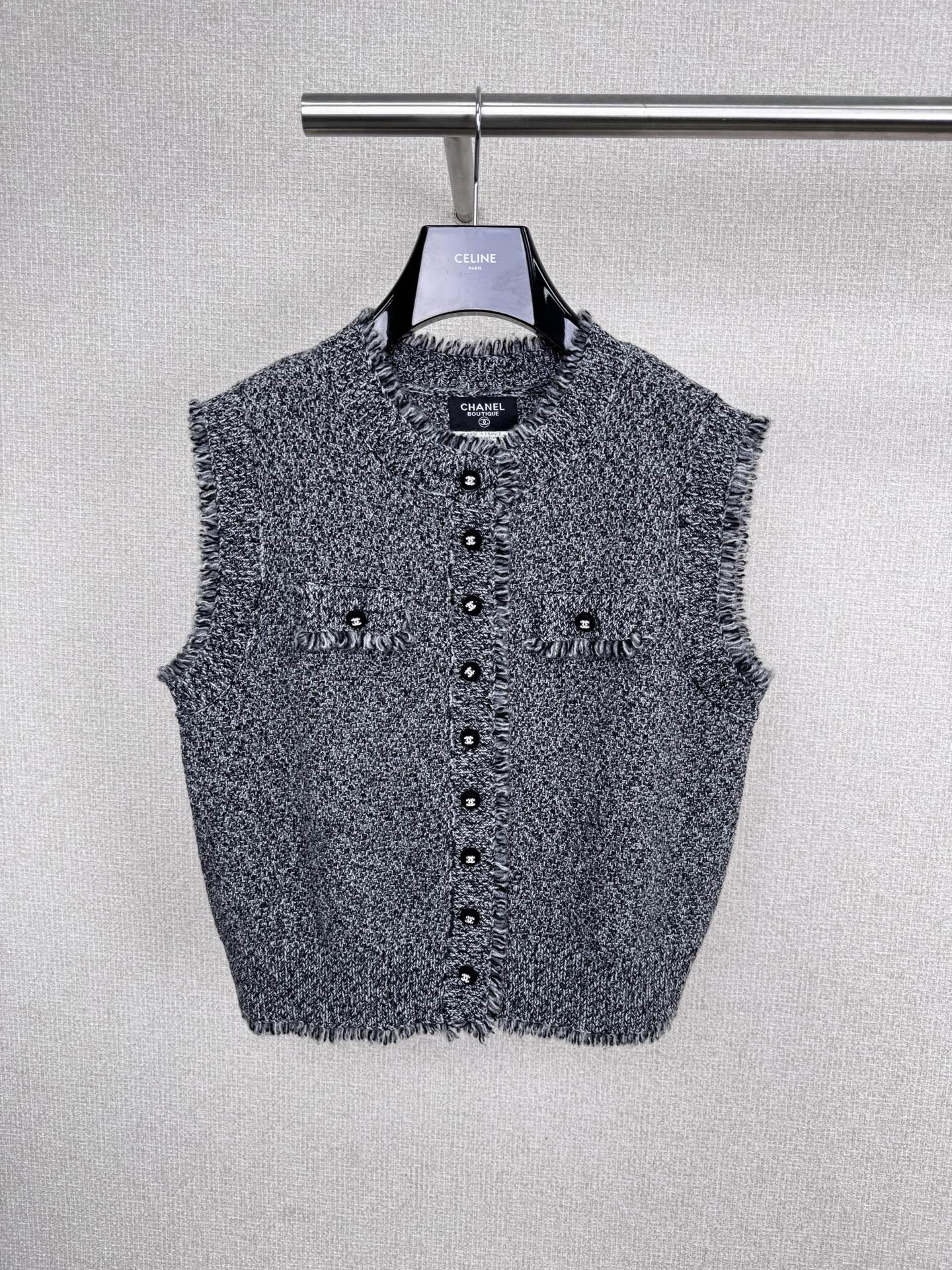 NO:566871,Chanel Xiaoxiang 2025 new autumn and winter second-hand series gray sleeveless knitted vest, Chanel gray small fragrance style knitted vest, wool blended material, soft and warm, very suitable for autumn and winter! Classic small fragrance style design, tassels + black buttons  It has buttons, perfect details, full of elegant and intellectual temperament, sleeveless design, looks great when layered with T-shirts or shirts, and can be easily used for daily commuting. The gray color is versatile, and it looks high-end when paired with wide-leg pants or skirts. It is simple and textured, and is a must-have item in the wardrobe.  Size SML,,chanel,chanel,skirts,shirts,tees,t-shirt,alexander wang19860909Chanel小香2025秋冬新款中古系列灰色无袖针织马甲,香奈儿灰色小香风针织马甲,羊毛混纺材质,柔软又保暖,秋冬穿超合适!经典小香风设计,流苏+黑色纽扣,细节满分,优雅知性气质拉满,无袖设计,叠穿T恤或衬衫都很出彩,通勤日常都能轻松驾驭,灰色百搭,配阔腿裤或裙装都很高级,简约又有质感,是衣橱必备单品. 码数SML,,chanel,chanel,skirts,shirts,tees，t-shirt,alexander wang,Women's clothing