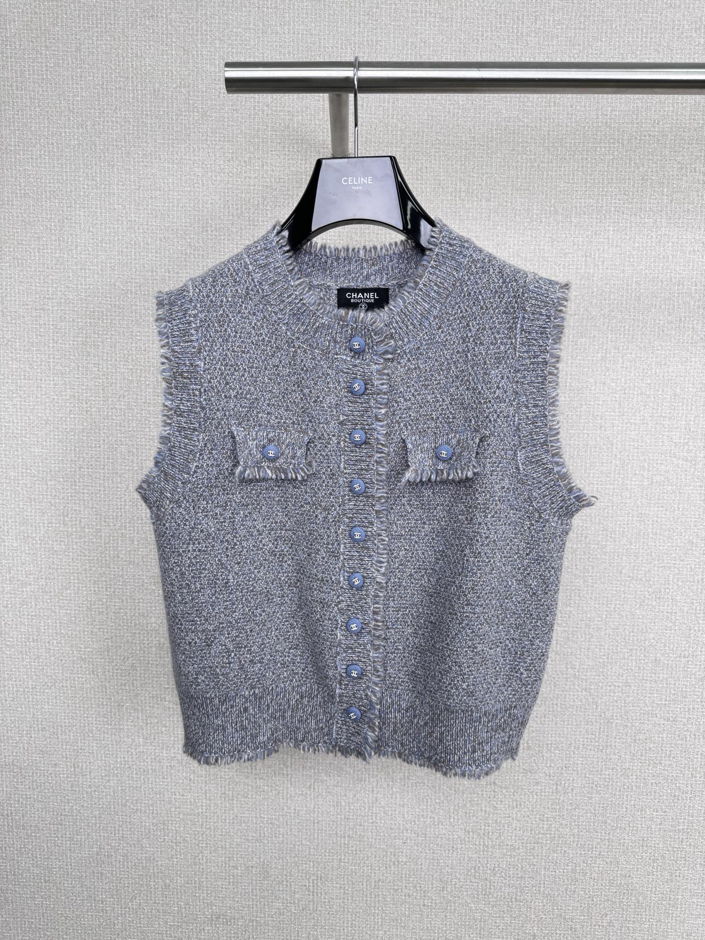 NO:566882,Chanel Xiaoxiang 2025 new autumn and winter second-hand series gray sleeveless knitted vest, Chanel gray small fragrance style knitted vest, wool blended material, soft and warm, very suitable for autumn and winter! Classic small fragrance style design, tassels + black buttons  It has buttons, perfect details, full of elegant and intellectual temperament, sleeveless design, looks great when layered with T-shirts or shirts, and can be easily used for daily commuting. The gray color is versatile, and it looks high-end when paired with wide-leg pants or skirts. It is simple and textured, and is a must-have item in the wardrobe.  Size SML P,,chanel,chanel,skirts,shirts,tees,t-shirt,alexander wang19860909Chanel小香2025秋冬新款中古系列灰色无袖针织马甲,香奈儿灰色小香风针织马甲,羊毛混纺材质,柔软又保暖,秋冬穿超合适!经典小香风设计,流苏+黑色纽扣,细节满分,优雅知性气质拉满,无袖设计,叠穿T恤或衬衫都很出彩,通勤日常都能轻松驾驭,灰色百搭,配阔腿裤或裙装都很高级,简约又有质感,是衣橱必备单品. 码数SML P,,chanel,chanel,skirts,shirts,tees，t-shirt,alexander wang,Women's clothing