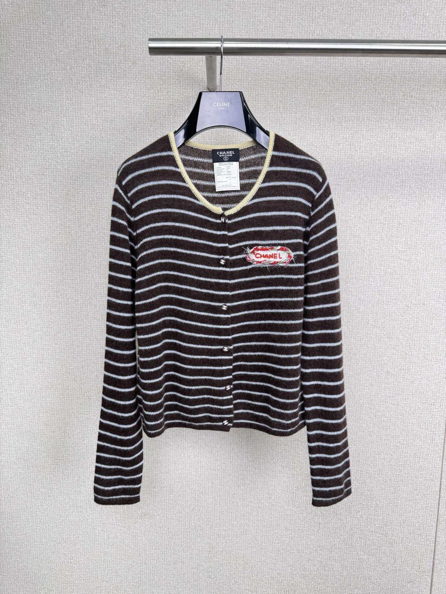 NO:566897,Chanel Xiaoxiang's new 2025 autumn and winter second-hand series striped woolen sweater, this Chanel striped woolen sweater, black and white color + blue trim, simple and detailed. The wool material is soft and comfortable, very suitable for autumn and winter! The 'CHANEL' embroidery on the front is super recognizable, the buttons are easy to open and close, and it goes well with trousers or skirts~ It can be easily used for daily commuting and casual occasions, practical and fashionable, it is a must-have and versatile item in the wardrobe.  Code number SML,,chanel,skirts,alexander wang19860909Chanel 小香2025秋冬新款中古系列条纹羊毛衫,这款Chanel条纹羊毛衫,黑白配色+蓝色边饰,简约又有细节感.羊毛材质柔软舒适,秋冬穿超合适!正面“CHANEL”刺绣超有辨识度,纽扣开合方便,搭配裤装或裙装都很出彩~日常通勤、休闲场合都能轻松驾驭,实用又时髦,是衣橱必备百搭单品. 码数SML,,chanel,skirts,alexander wang,Women's clothing