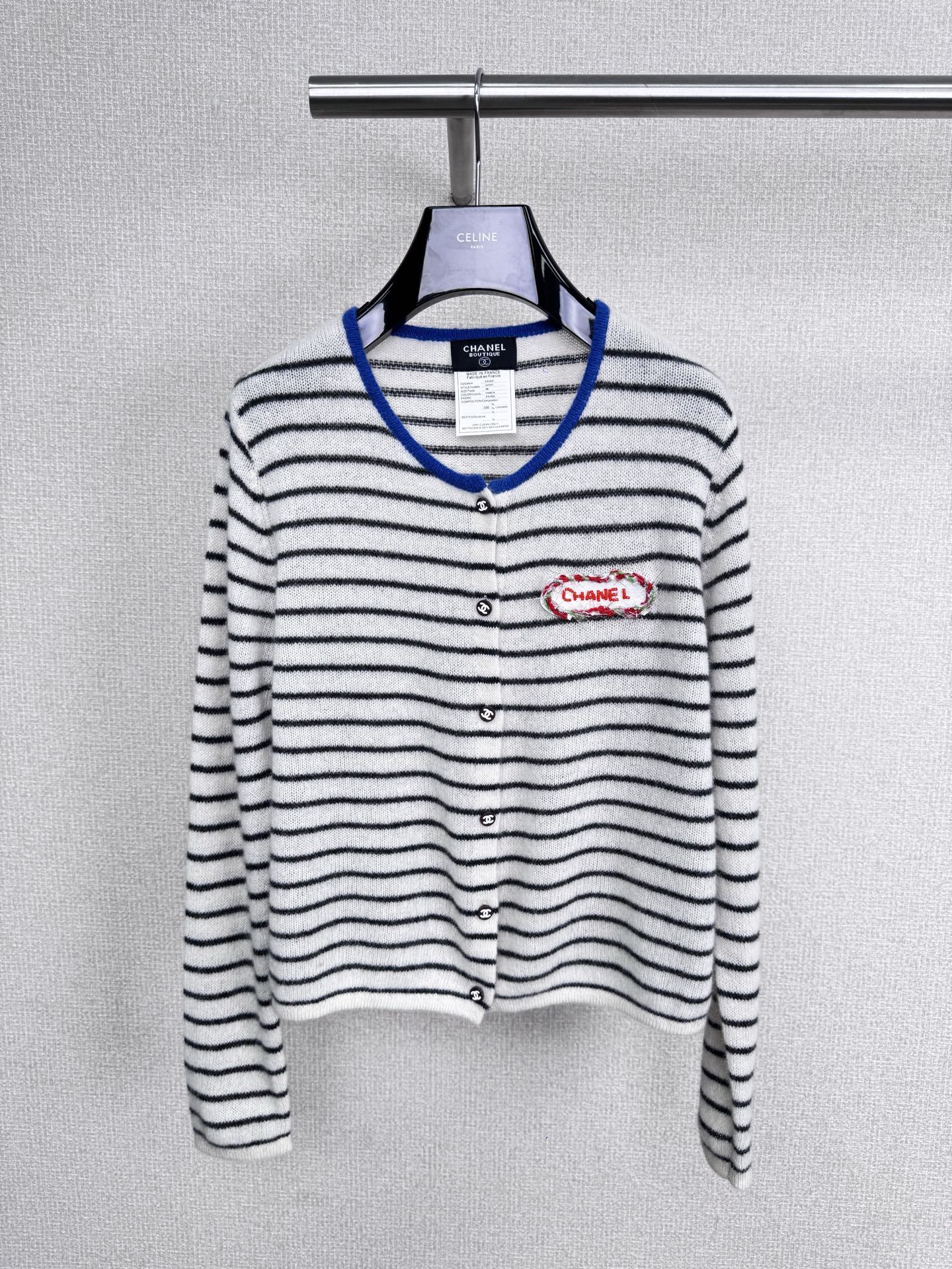 NO:566907,Chanel Xiaoxiang's new 2025 autumn and winter second-hand series striped woolen sweater, this Chanel striped woolen sweater, black and white color + blue trim, simple and detailed. The wool material is soft and comfortable, very suitable for autumn and winter! The 'CHANEL' embroidery on the front is super recognizable, the buttons are easy to open and close, and it goes well with trousers or skirts~ It can be easily used for daily commuting and casual occasions, practical and fashionable, it is a must-have and versatile item in the wardrobe.  Code number SML,,chanel,skirts,alexander wang19860909Chanel 小香2025秋冬新款中古系列条纹羊毛衫,这款Chanel条纹羊毛衫,黑白配色+蓝色边饰,简约又有细节感.羊毛材质柔软舒适,秋冬穿超合适!正面“CHANEL”刺绣超有辨识度,纽扣开合方便,搭配裤装或裙装都很出彩~日常通勤、休闲场合都能轻松驾驭,实用又时髦,是衣橱必备百搭单品. 码数SML,,chanel,skirts,alexander wang,Women's clothing