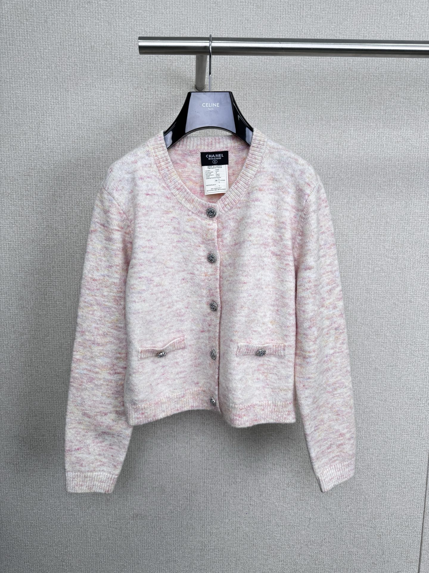 NO:566916,Chanel Xiaoxiang's 2025 autumn and winter new vintage series pink knitted cardigan. This Xiaoxiang style pink knitted cardigan is made of soft loop yarn. The blended yarn makes the fabric more layered and textured. The round neck + short design elongates the body proportions and is small.  It's girl-friendly, with black buttons and pockets on the front, practical and detailed. The tender pink color is gentle and versatile. It goes well with skirts or trousers. It can be worn for commuting and leisure ~ a must-have in autumn and winter. It keeps warm and enhances your temperament. It is a practical and fashionable item in the wardrobe.  Code number SML,,chanel,skirts,alexander wang19860909Chanel小香2025秋冬新款中古系列粉色针织开衫,这款小香风粉色针织开衫,采用柔软圈圈纱,混纺纱线让面料更有层次感和质感,圆领+短款设计,拉长身形比例,小个子女生友好,正面黑色纽扣+口袋,实用又有细节感,嫩粉色温柔百搭,配裙装或裤装都很出彩,通勤休闲都能穿~秋冬季节必备,保暖又提升气质,是衣橱里的实用时髦单品. 码数SML,,chanel,skirts,alexander wang,Women's clothing