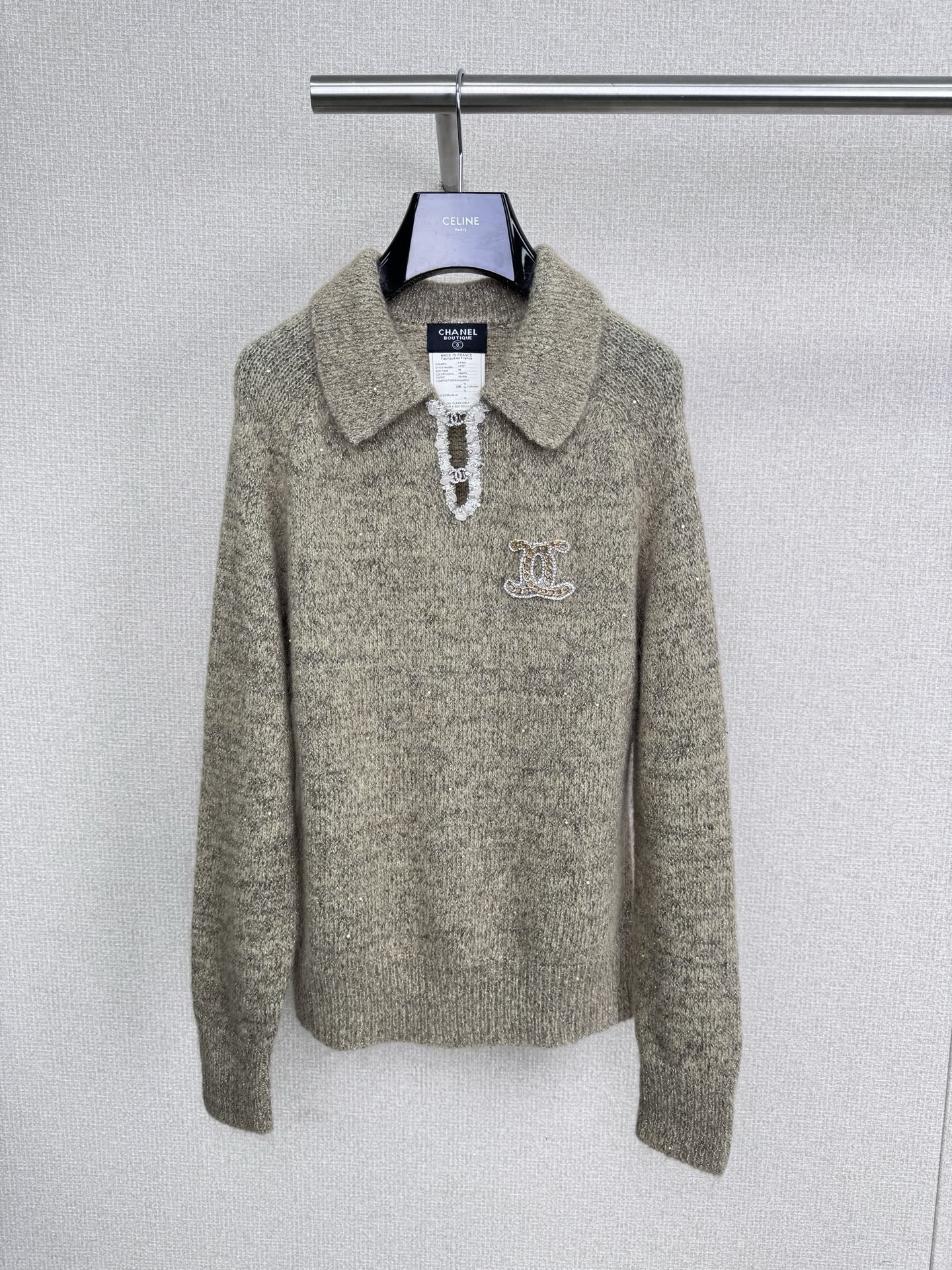 NO:566878,Chanel Xiaoxiang's 2025 autumn and winter new vintage series raglan sleeve sweater. This lapel raglan sleeve sweater is made of soft wool blend. The light gray tone is super versatile. It is very suitable for autumn and winter. The classic lapel + raglan sleeves are comfortable and fashionable. The double C logo on the chest is paired with a simulated pearl chain. It is full of luxury. The short design looks great with high-waisted pants or skirts. It can be worn for commuting and leisure. This product has exquisite craftsmanship and must-have attention to detail. It has both quality and style. It is really recommended.  Code number SML,,chanel,skirts,sweaters,alexander wang19860909Chanel小香2025秋冬新款中古系列插肩袖毛衣,这款翻领插肩袖毛衣,采用柔软羊毛混纺,浅灰色调超百搭,秋冬穿很合适,经典翻领+插肩袖,舒适又时髦,胸前双C Logo配模拟珍珠链,奢华感满满,短款设计,搭高腰裤或裙都很出彩,通勤休闲都能穿,本品工艺精致,细节控必入,品质与风格兼具,真的很推荐. 码数SML,,chanel,skirts,sweaters,alexander wang,Women's clothing