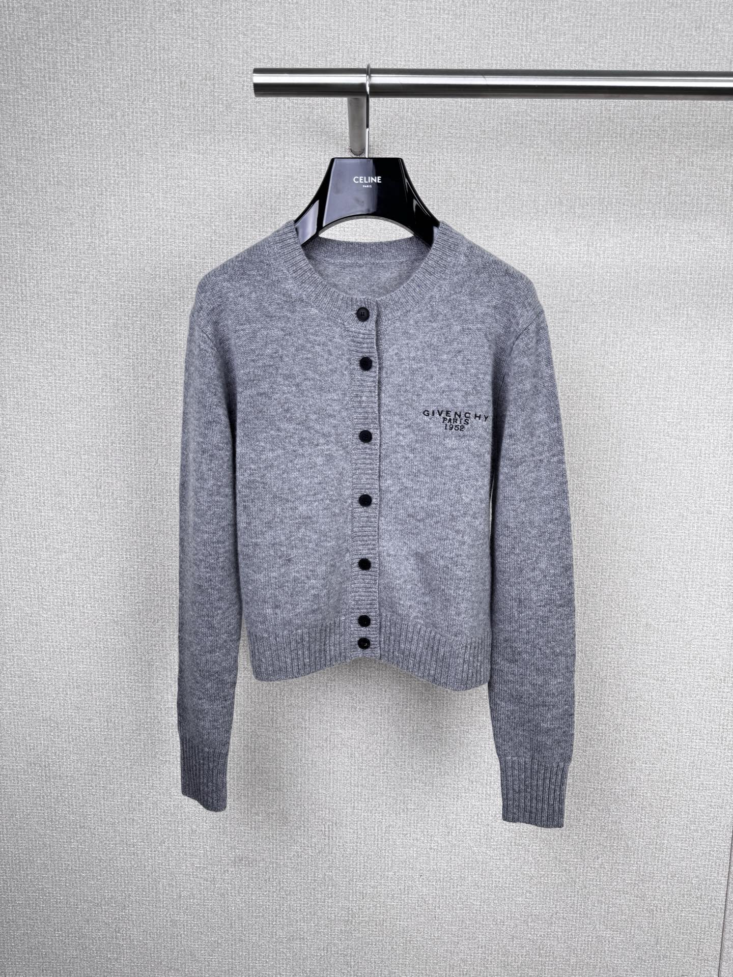 NO:566888,Givenchy 2025 new gray knitted cardigan for autumn and winter. This gray knitted cardigan by Givenchy is made of soft and comfortable wool. It is super warm to wear in autumn and winter. It has a simple round neck and black buttons. It is low-key and high-end. The 'Givenchy1952' embroidery on the chest has a super brand sense. The short design looks great with high-waisted pants or skirts. It can be worn for commuting and leisure. The knitted texture is fine and the texture is perfect. It is a must-have and versatile item for the autumn and winter wardrobe.  Code numberSML,,givenchy,givenchy,skirts,alexander wang19860909Givenchy 纪梵希2025秋冬新款灰色针织开衫,纪梵希这款灰色针织开衫,羊毛材质柔软舒适,秋冬穿超暖,简约圆领+黑色纽扣,低调又高级,胸前“Givenchy1952”刺绣超有品牌感,短款设计,搭高腰裤或裙都很出彩,通勤休闲都能穿.针织纹理细腻,质感满分,是秋冬衣橱必备百搭单品. 码数SML,,givenchy,givenchy,skirts,alexander wang,Women's clothing