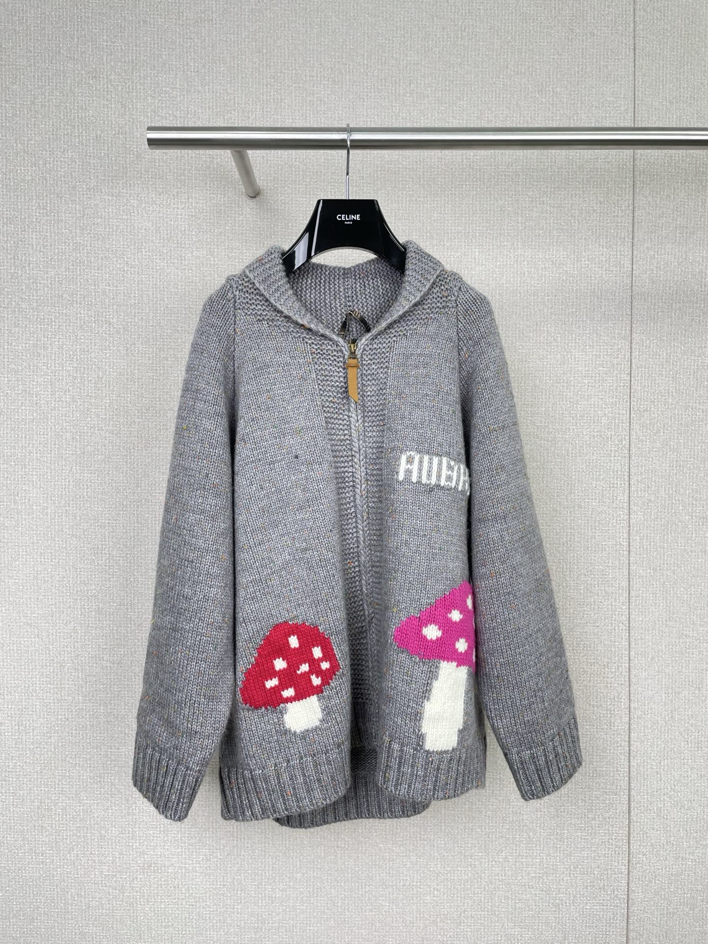 NO:566893,AUBRUINO mushroom jacquard lapel sweater AUBRUINO 25 autumn and winter mushroom jacquard lapel sweater, gray knitted + mushroom pattern, full of childlike fun! Soft and skin-friendly, super comfortable to wear in autumn and winter ~ zipper closure, lapel design, practical and cute. The mushroom pattern echoes back and forth, rich in details, and it is more colorful with colorful inner wear. It is suitable for daily casual or fairy tale style wear. If you want to be beautiful, you can buy it now. Size SML,,sweaters,alexander wang19860909AUBRUINO蘑菇提花翻领毛衣 AUBRUINO 25秋冬蘑菇提花翻领毛衣,灰色针织+蘑菇图案,童趣满满!柔软亲肤,秋冬穿超舒服~拉链开合,翻领设计,实用又可爱.蘑菇图案前后呼应,细节丰富,搭配彩色内搭更出彩,日常休闲或童话风穿搭都很适合,想美的你现在可入手哦. 码数SML,,sweaters,alexander wang,Women's clothing