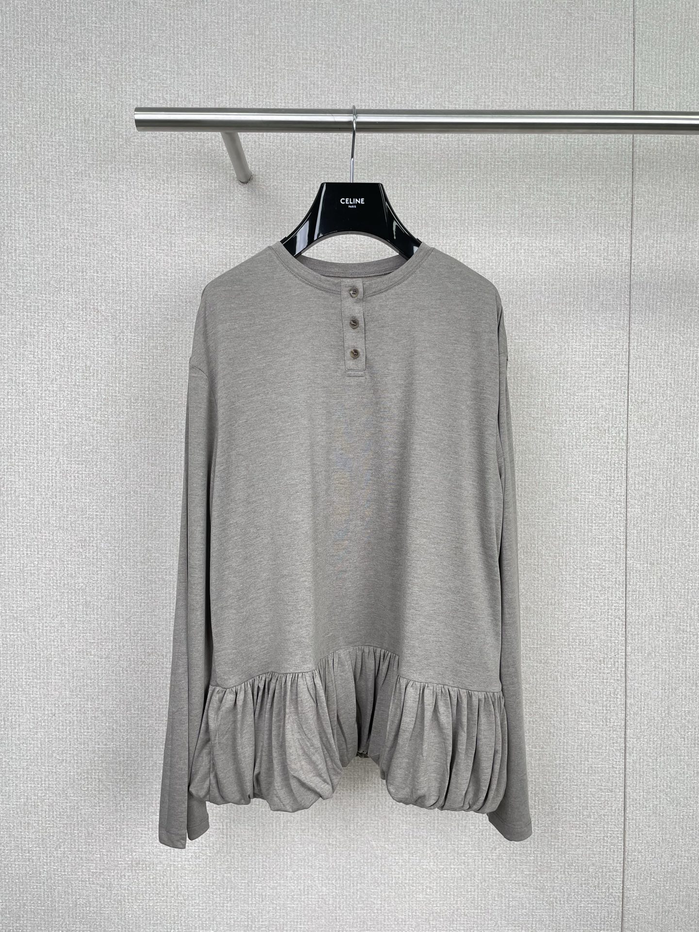 NO:566903,YOEYYOU 25 autumn and winter volumetric T-shirt, light gray tone + high-quality knitted fabric, soft and drapey. Round neck splicing + ruffles at the hem, full of details, loose silhouette with a lazy atmosphere. It is great to wear alone or layered with a knitted vest or denim jacket. It can be easily used for daily outings and exhibitions. Designer brand, comfortable and textured, simple and high-end must-have. Size SML, jackets &  coats,tees,t-shirt,alexander wang19860909YOEYYOU 25秋冬量感兜量T恤,浅灰色调+高品质针织面料,柔软有垂坠感.圆领拼接+下摆荷叶边,细节满满,宽松廓形超显慵懒氛围感计,单穿或叠搭针织马甲、牛仔外套都很出彩,日常出街、逛展都能轻松驾驭,设计师品牌,舒适又有质感,简约高级感穿搭必备.码数SML,,jackets & coats,tees，t-shirt,alexander wang,Women's clothing