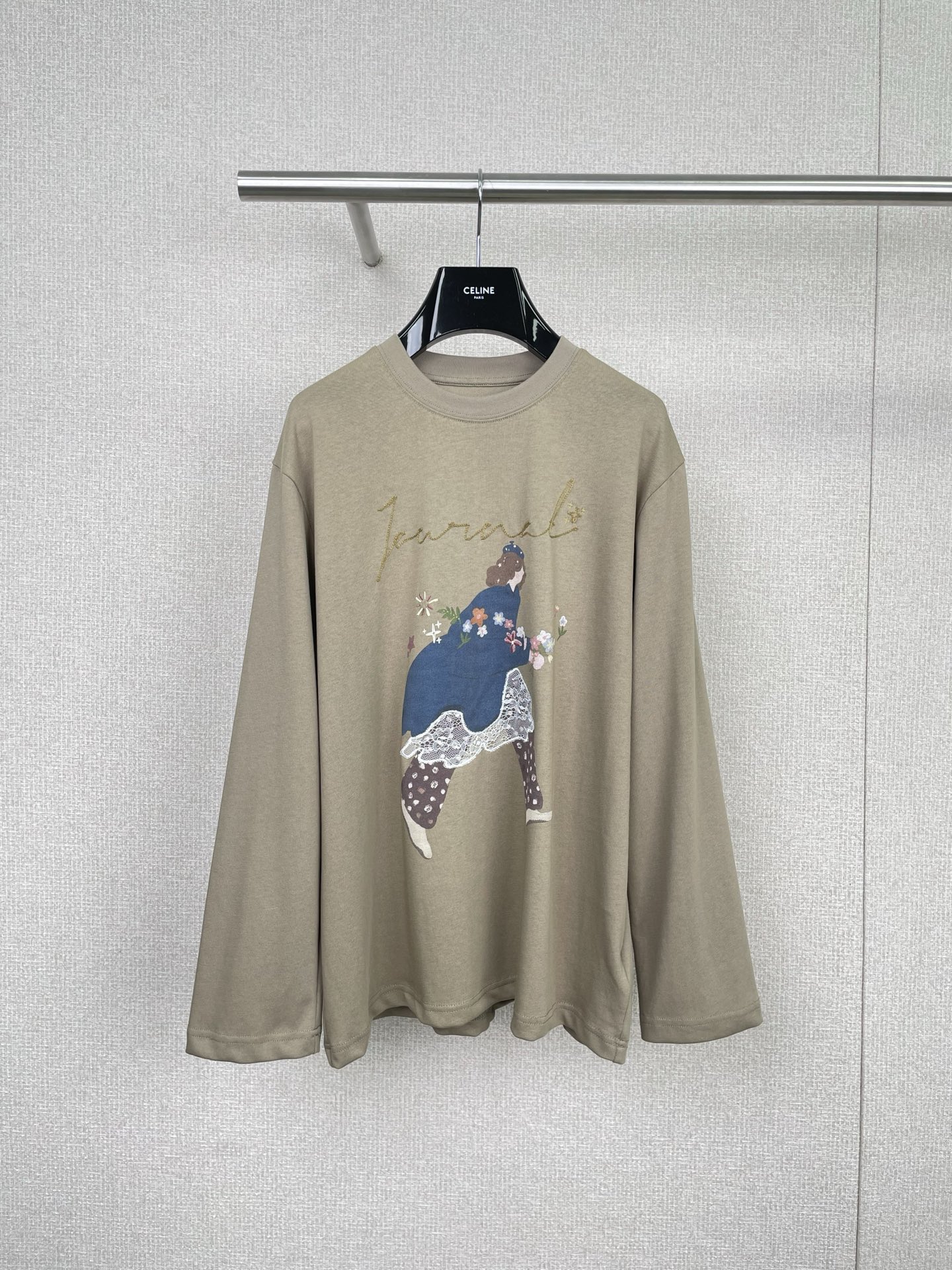 NO:566913,JOURNAL RECORD little girl printed long-sleeved T-shirt, JOURNAL RECORD 25 autumn and winter series long-sleeved T-shirt, light khaki + floral little girl print, full of retro girly feeling! High-quality cotton material, soft and comfortable, loose fit and super slim, suitable for layering or wearing alone. Paired with plaid pants and jeans, you can easily get American street style or lazy retro style. It is suitable for daily leisure and autumn and winter layering. It is practical and has a sense of design. Designer brands are a must-have.  Code number SML,,jeans,tees,t-shirt,alexander wang19860909JOURNAL RECORD 小女孩印花长袖T恤,JOURNAL RECORD 25秋冬系列长袖T恤,浅卡其色+拿花小女孩印花,复古少女感满满!高品质棉料,柔软舒适,宽松版型超显瘦,叠穿或单穿都很OK钟,搭配格纹裤、牛仔裤,轻松get美式街头or慵懒复古风,日常休闲、秋冬叠穿都很适合,实用又有设计感,设计师品牌必入. 码数SML,,jeans,tees，t-shirt,alexander wang,Women's clothing