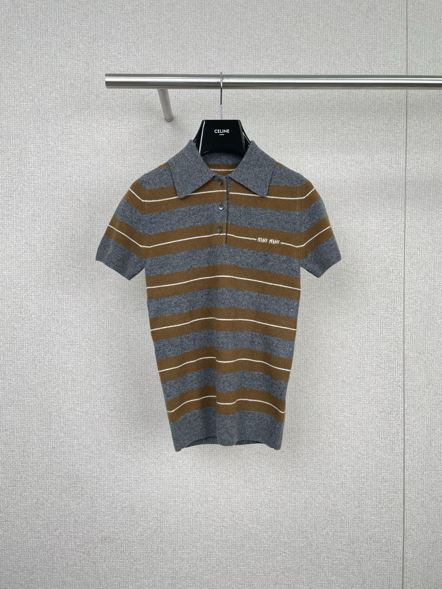 NO:566921,Miu Miu's striped cashmere knitted Polo shirt, gray + brown contrasting colors, full of retro college style, soft cashmere material, super comfortable and warm to wear in autumn and winter. Lapel + short sleeve design, casual and versatile, 'MIU MIU' embroidery on the chest is very recognizable, can be worn alone or layered with jackets, shorts, plaid pants, easy to get an age-reducing fashionable look. Size SML,,miumiu,shorts,jackets &  coats,T-shirt,alexander wang19860909Miu Miu这款条纹羊绒针织Polo衫,灰色+棕色撞色,复古学院风满满,柔软羊绒材质,秋冬穿超舒服又保暖.翻领+短袖设计,休闲百搭,胸前“MIU MIU”刺绣超有辨识度计,可单穿或叠搭外套,配短裤、格纹裤都很出彩,轻松get减龄时髦造型. 码数SML,,miumiu,shorts,jackets & coats,T-shirt,alexander wang,Women's clothing