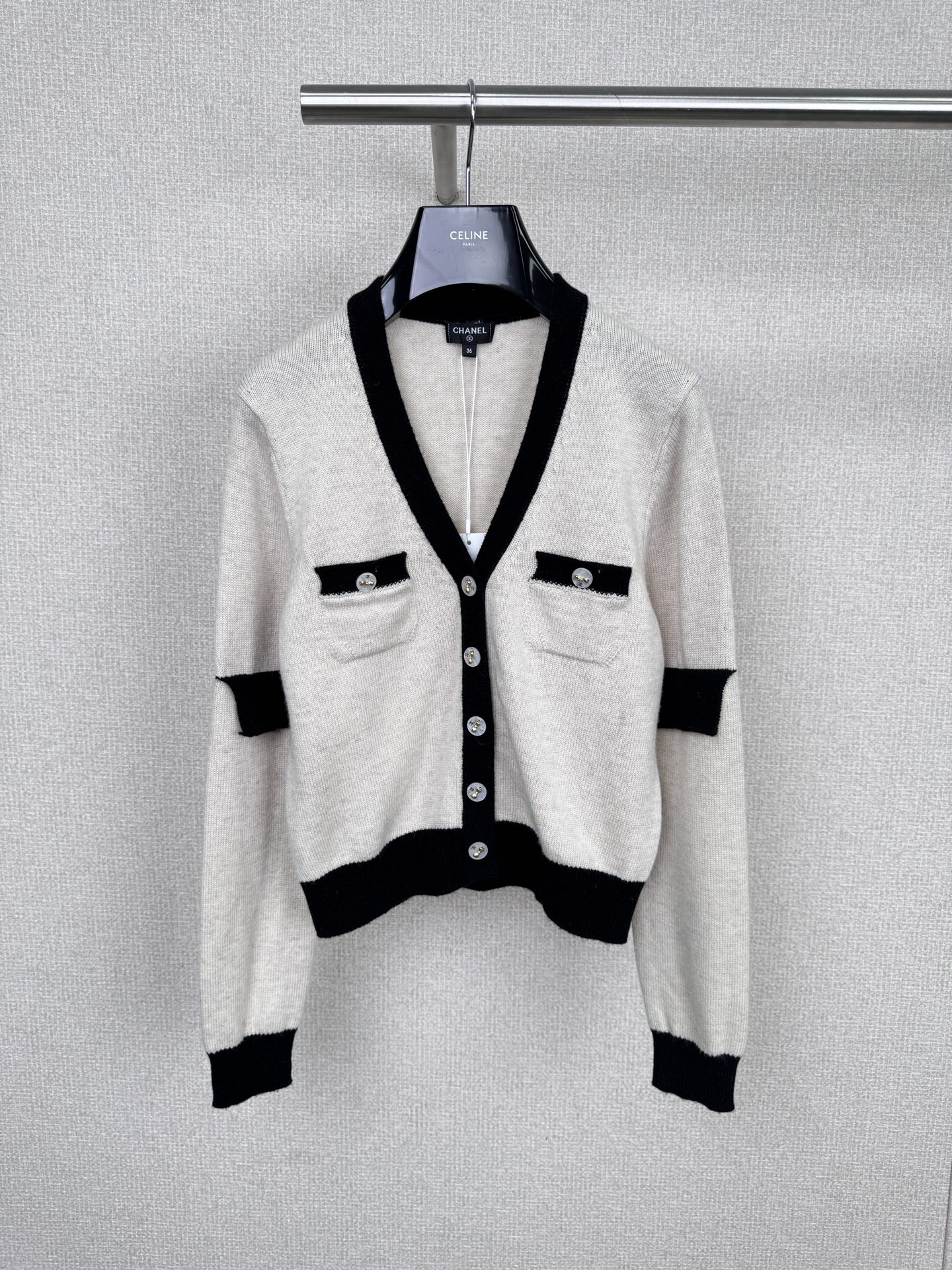 NO:566939,Chanel2025 Chanel small fragrance knitted cardigan, off-white + black contrast design, V-neck + customized buttons, details include double C badges and contrast pockets, simple and advanced design, high-quality knitted fabric, soft and delicate, super comfortable to wear in autumn and winter! Metal buttons on the placket + contrasting color cuffs, slim and elegant, easy to control for commuting and dating, paired with paper pants or skirts, it will directly enhance your temperament. Size SML  P,,chanel,chanel,skirts,alexander wang19860909Chanel2025香奈儿小香风针织开衫,米白+黑色撞色设计, V领+定制纽扣,细节有双C徽章和撞色口袋,简约又高级计,高品质针织面料,柔软细腻,秋冬穿超舒服!衣襟金属纽扣+撞色收口,显瘦又优雅,通勤约会都能轻松驾驭,搭配纸片裤或裙装,气质直接拉满. 码数SML P,,chanel,chanel,skirts,alexander wang,Women's clothing