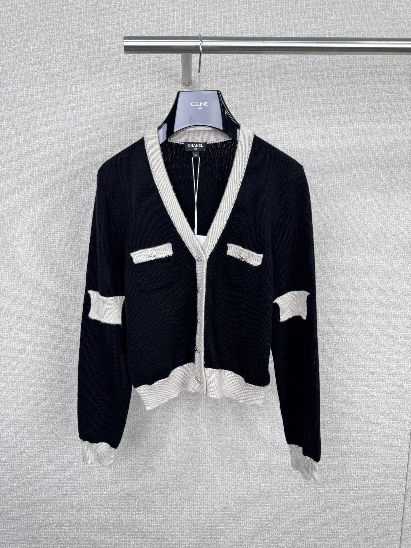 NO:566949,Chanel2025 Chanel small fragrance knitted cardigan, off-white + black contrast design, V-neck + customized buttons, details include double C badges and contrast pockets, simple and advanced design, high-quality knitted fabric, soft and delicate, super comfortable to wear in autumn and winter! Metal buttons on the placket + contrasting color closure, slim and elegant, can be easily worn for commuting and dating, paired with paper pants or skirts, the temperament is directly full. Size SML,,chanel,chanel,skirts,alexander  wang19860909Chanel2025香奈儿小香风针织开衫,米白+黑色撞色设计, V领+定制纽扣,细节有双C徽章和撞色口袋,简约又高级计,高品质针织面料,柔软细腻,秋冬穿超舒服!衣襟金属纽扣+撞色收口,显瘦又优雅,通勤约会都能轻松驾驭,搭配纸片裤或裙装,气质直接拉满. 码数SML,,chanel,chanel,skirts,alexander wang,Women's clothing