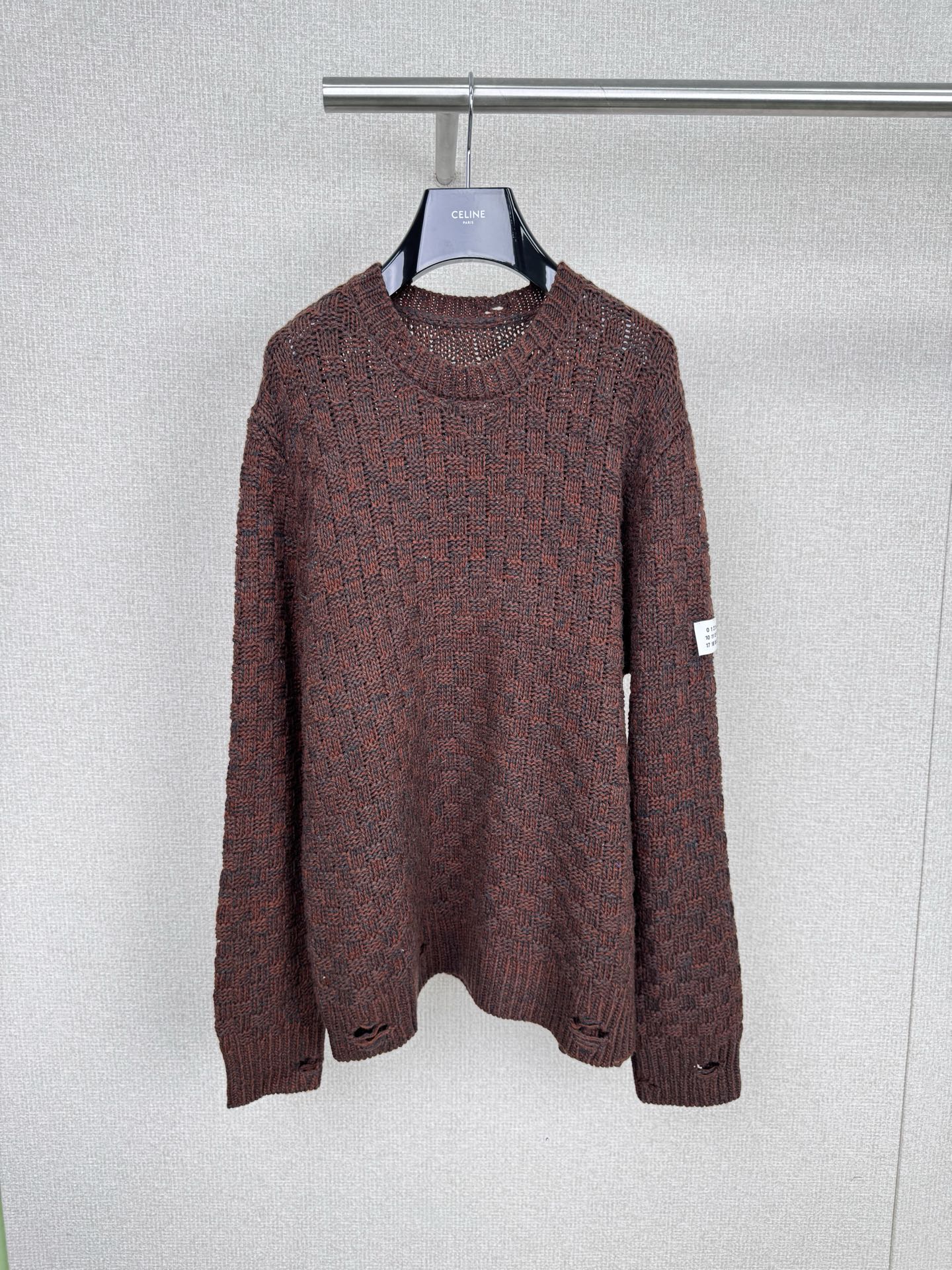 NO:566959,MM6 Margiela brown coarse knitted wool, Margiela's brown coarse knitted sweater is made of wool, soft and warm, and is very suitable for autumn and winter! Classic round neck + loose fit, irregular holes on the cuffs and hem, full of retro feel, thick knitted texture + floral yarn design, full of layering, it has a simple and high-end feel when worn with jeans or casual pants, and can be easily used for daily commuting and leisure. Size SML, masion margiela, masion  margiela,jeans,sweaters,alexander wang19860909MM6马吉拉棕色粗针毛,马吉拉这款棕色粗针毛衣,采用羊毛,柔软又保暖,秋冬穿超合适!经典圆领+宽松版型,袖口和下摆有不规则破洞,复古感满满,粗针织纹理+花纱设计,层次感十足,随便搭牛仔裤或休闲裤都很有简约高级感,日常通勤、休闲都能轻松驾驭. 码数SML,,masion margiela,masion margiela,jeans,sweaters,alexander wang,Women's clothing
