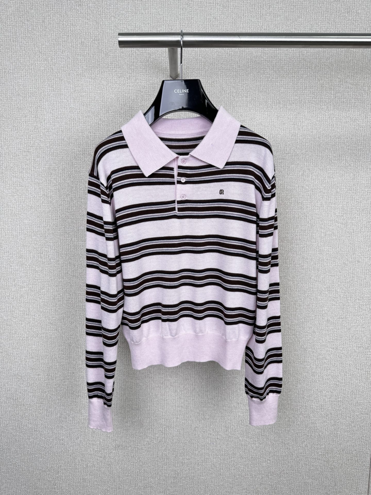 NO:568000,GROVE pink striped sweater This GROVE pink striped sweater is made of soft fabric + black and white stripes, simple and layered! The lapel design is very college style, with small logo embellishment on the chest, full of details, short version, great with high-waisted skirts or jeans, easy to get Korean casual style ~ just right for spring and autumn, warm and not heavy, a must-have for daily outings. Size SML P,,skirts,jeans,alexander wang19860909GROVE粉色条纹针织衫 这件GROVE粉色条纹针织衫,柔软面料+黑白条纹,简约又有层次感!翻领设计超有学院风,胸前小logo点缀,细节满分计,短款版型,搭高腰裙 or牛仔裤都很出彩,轻松get韩系休闲风~春秋季节穿着刚刚好,保暖又不厚重,日常出街必备. 码数SML P,,skirts,jeans,alexander wang,Women's clothing