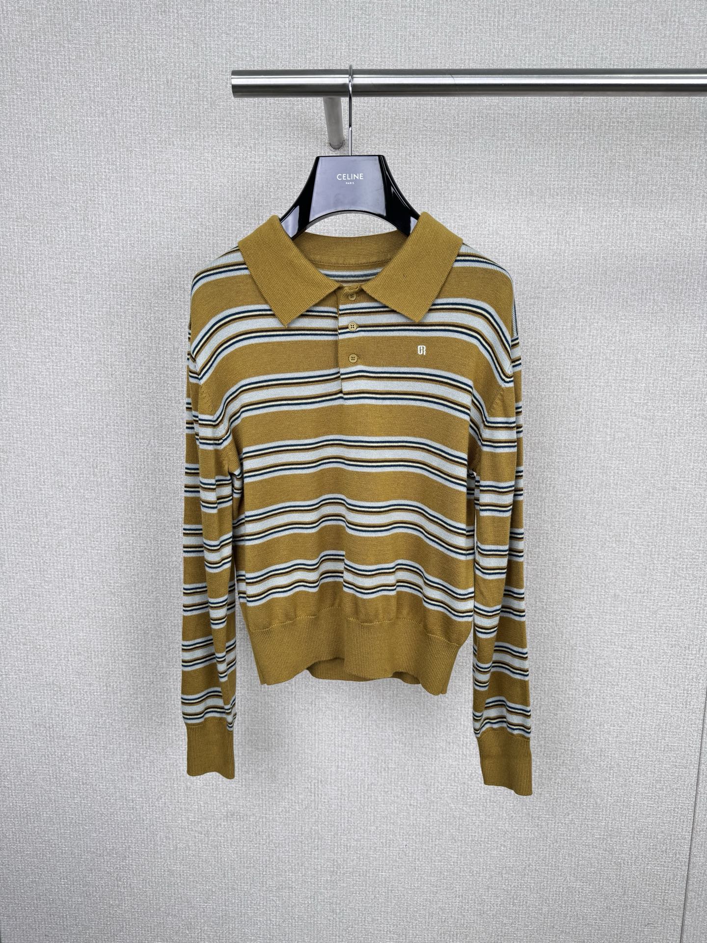 NO:568010,GROVE pink striped sweater This GROVE pink striped sweater is made of soft fabric + black and white stripes, simple and layered! The lapel design is very college style, with small logo embellishment on the chest, full of details, short version, great with high-waisted skirts or jeans, easy to get Korean casual style ~ just right for spring and autumn, warm and not heavy, a must-have for daily outings. Size SML P,,skirts,jeans,alexander wang19860909GROVE粉色条纹针织衫 这件GROVE粉色条纹针织衫,柔软面料+黑白条纹,简约又有层次感!翻领设计超有学院风,胸前小logo点缀,细节满分计,短款版型,搭高腰裙 or牛仔裤都很出彩,轻松get韩系休闲风~春秋季节穿着刚刚好,保暖又不厚重,日常出街必备. 码数SML P,,skirts,jeans,alexander wang,Women's clothing