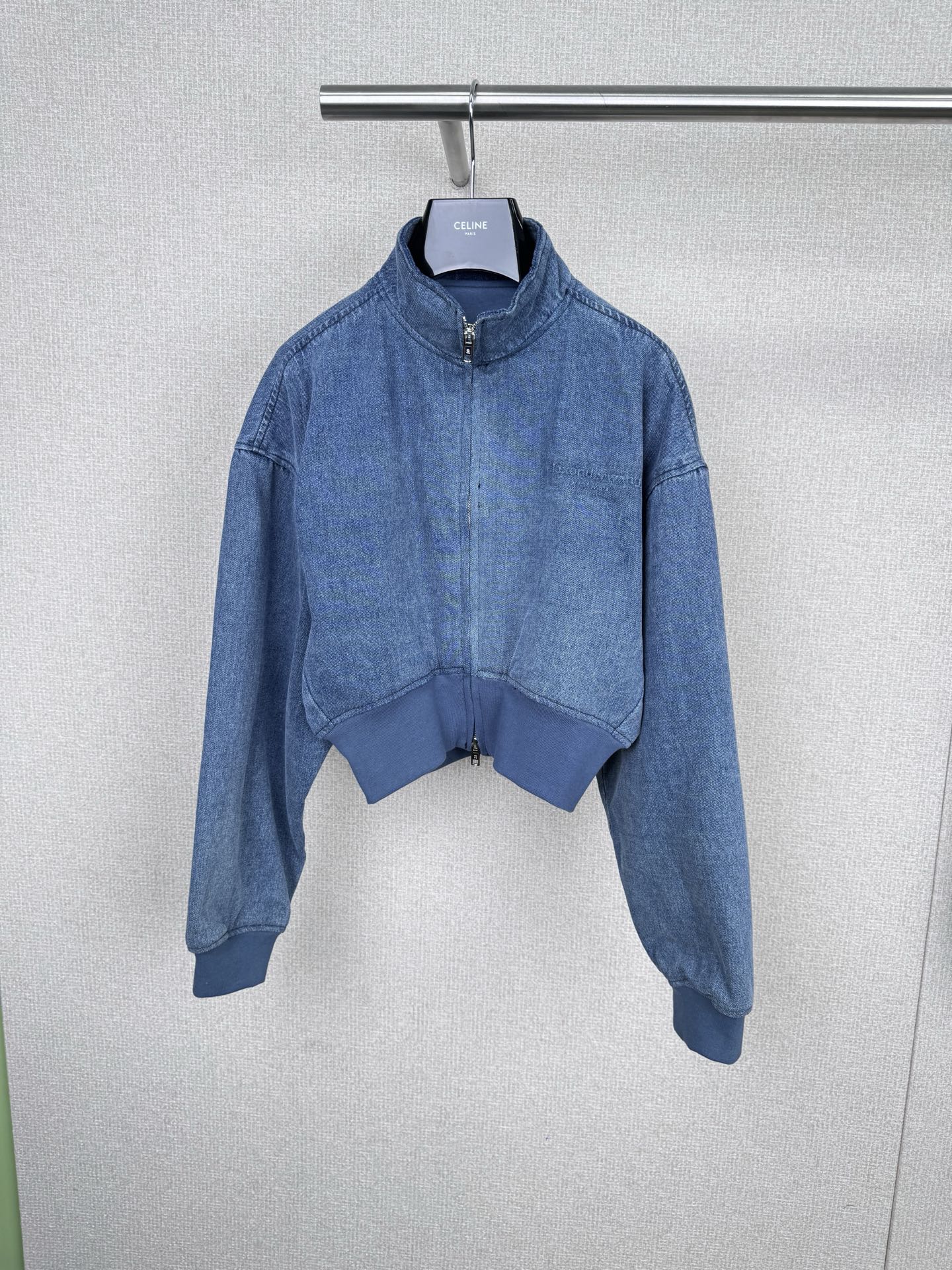 NO:568019,Alexander Wang denim short jacket, this Alexander Wang denim short jacket is made of light blue washed denim + dark blue splicing, full of layers! Zipper closure + stand-up collar design, brand embroidery on the chest is very recognizable, elastic cuffs and hem, comfortable to wear and show the waistline, looks great with high-waist pants or skirts, can be easily managed in casual or street style~ Wear it in autumn and winter, warm and fashionable, a must-have for daily outings. Size SML  P,,skirts,jackets & coats,alexander wang19860909Alexander Wang 牛仔短款外套,这款Alexander Wang牛仔短款外套,浅蓝水洗牛仔布+深蓝拼接,层次感满满!拉链开合+立领设计,胸前品牌刺绣超有辨识度计,袖口和下摆松紧收口,穿着舒适又显腰线,搭配高腰裤或裙装都很出彩,休闲or街头风都能轻松驾驭~秋冬季节穿它,保暖又时髦,日常出街必备. 码数SML P,,skirts,jackets & coats,alexander wang,Women's clothing