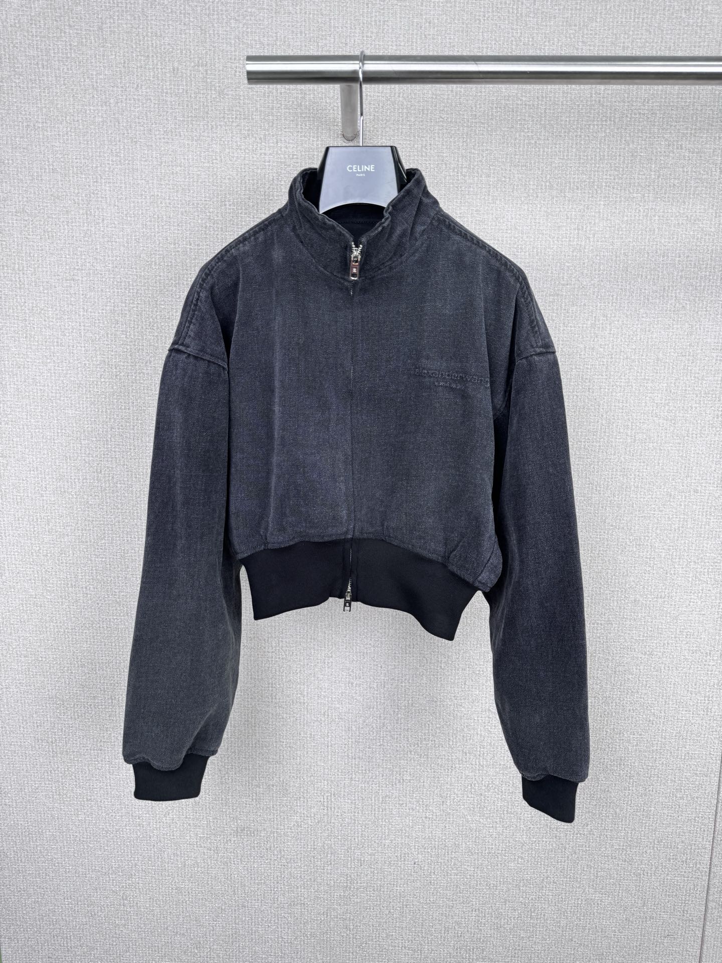 NO:568027,Alexander Wang denim short jacket, this Alexander Wang denim short jacket is made of light blue washed denim + dark blue splicing, full of layers! Zipper closure + stand-up collar design, brand embroidery on the chest is very recognizable, elastic cuffs and hem, comfortable to wear and show the waistline, looks great with high-waist pants or skirts, can be easily managed in casual or street style~ Wear it in autumn and winter, warm and fashionable, a must-have for daily outings. Size SML  P,,skirts,jackets & coats,alexander wang19860909Alexander Wang 牛仔短款外套,这款Alexander Wang牛仔短款外套,浅蓝水洗牛仔布+深蓝拼接,层次感满满!拉链开合+立领设计,胸前品牌刺绣超有辨识度计,袖口和下摆松紧收口,穿着舒适又显腰线,搭配高腰裤或裙装都很出彩,休闲or街头风都能轻松驾驭~秋冬季节穿它,保暖又时髦,日常出街必备. 码数SML P,,skirts,jackets & coats,alexander wang,Women's clothing