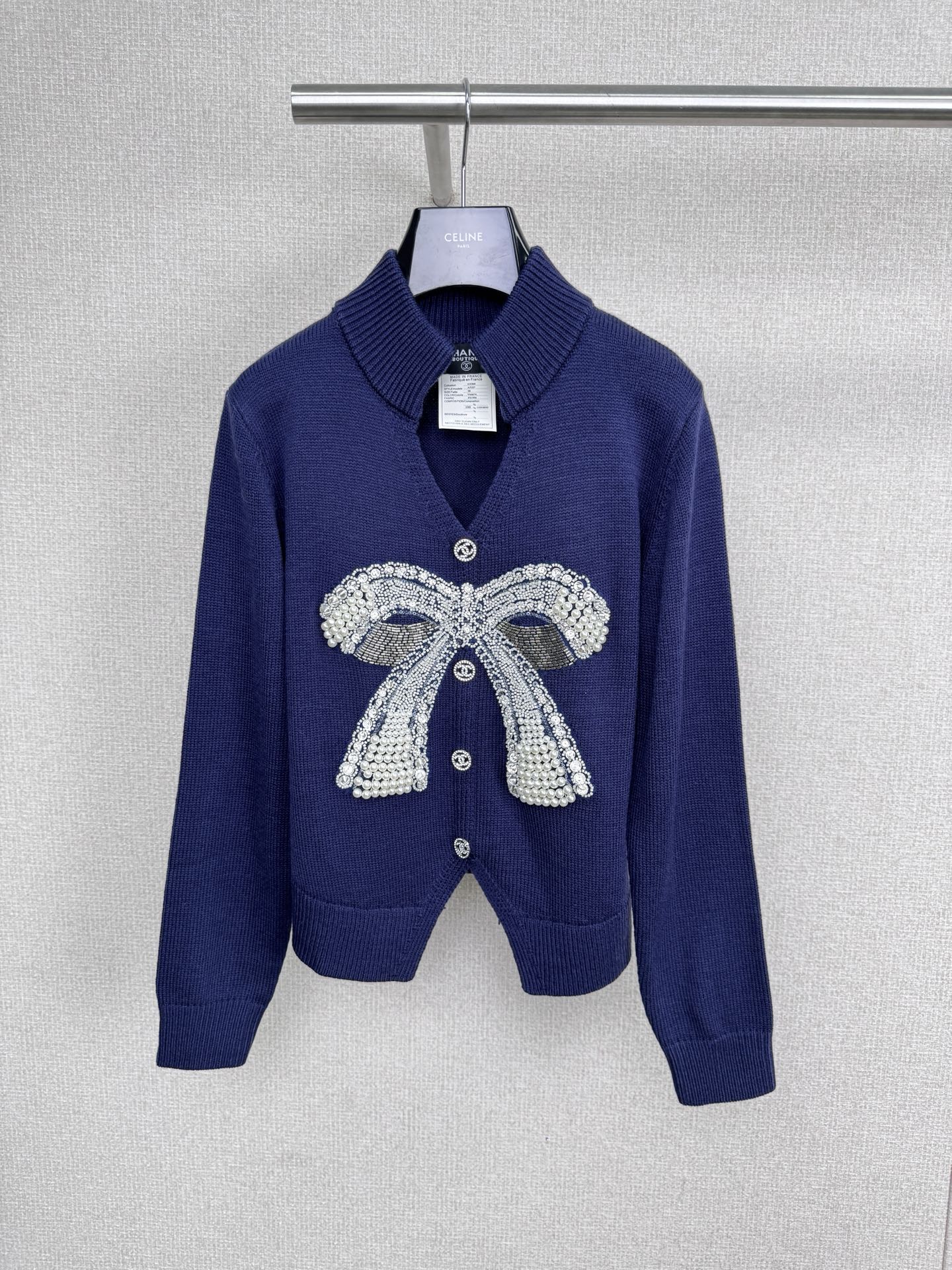 NO:568035,Chanel Xiaoxiang 2925 new autumn and winter second-hand series midnight blue beaded bow cardigan, midnight blue cardigan, hand-beaded bow embellishment, exquisite and elegant, the knitted fabric is soft and comfortable, perfect for autumn and winter! Small  The V-neck modifies the neck line, and the slit design adds a sense of agility~ The midnight blue color is deep and noble, and can be easily used in commuting or formal occasions. The beading technology sparkles in the light, and the details are perfect. Paired with high-waisted pants or skirts, it is mature and stable without losing feminine charm. It can be worn for daily or special occasions with a high-end feel. Size SML P,,chanel,skirts,alexander wang19860909Chanel小香2925秋冬新款中古系列午夜蓝钉珠蝴蝶结开衫,午夜蓝开衫,手工钉珠蝴蝶结点缀,精致又优雅,针织面料柔软舒适,秋冬穿超合适!小 V领修饰颈部线条,开叉设计增添灵动感~午夜蓝配色深邃高贵,通勤或正式场合都能轻松驾驭,钉珠工艺在光线下闪闪发光,细节满分,搭配高腰裤或裙装,成熟稳重又不失女性魅力,日常或特殊场合都能穿出高级感. 码数SML P,,chanel,skirts,alexander wang,Women's clothing