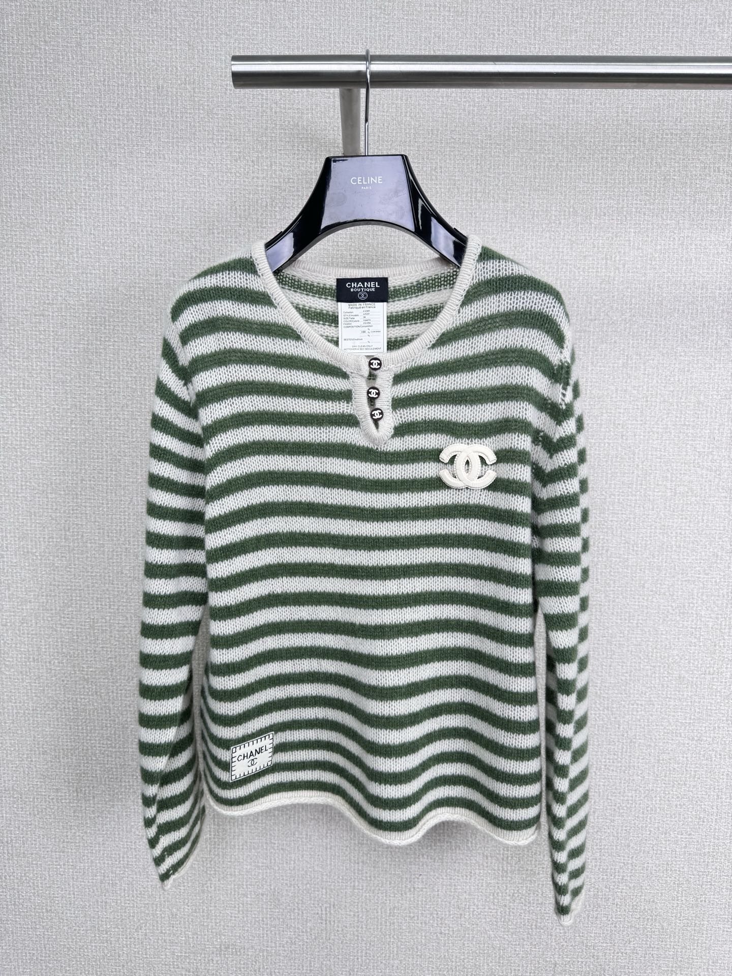 NO:568885,Chanel 2025 new autumn and winter second-hand series green and white striped sweater. This green and white striped sweater has a simple V-neck + button placket. It is fresh and versatile. The knitted fabric is soft and comfortable. It is very suitable for spring and autumn. It has a CHANEL logo on the front. It has a full sense of brand. The striped element is classic. It is great to wear alone or inside. It can be easily managed for commuting and leisure. The green and white color scheme shows temperament. When paired with light-colored trousers or skirts, it directly adds a sense of lazy fashion.  Code number SML,,chanel,skirts,alexander wang19860909Chanel2025秋冬新款中古系列 绿白条纹针织衫,这款绿白条纹针织衫,简约V领+纽扣开襟,清新百搭,针织面料柔软舒适,春秋穿超合适,正面有CHANEL标志,品牌感满满,条纹元素经典,单穿或内搭都很出彩,通勤休闲都能轻松驾驭,绿白配色显气质,搭配浅色裤装或裙装,慵懒时尚感直接拉满. 码数SML,,chanel,skirts,alexander wang,Women's clothing