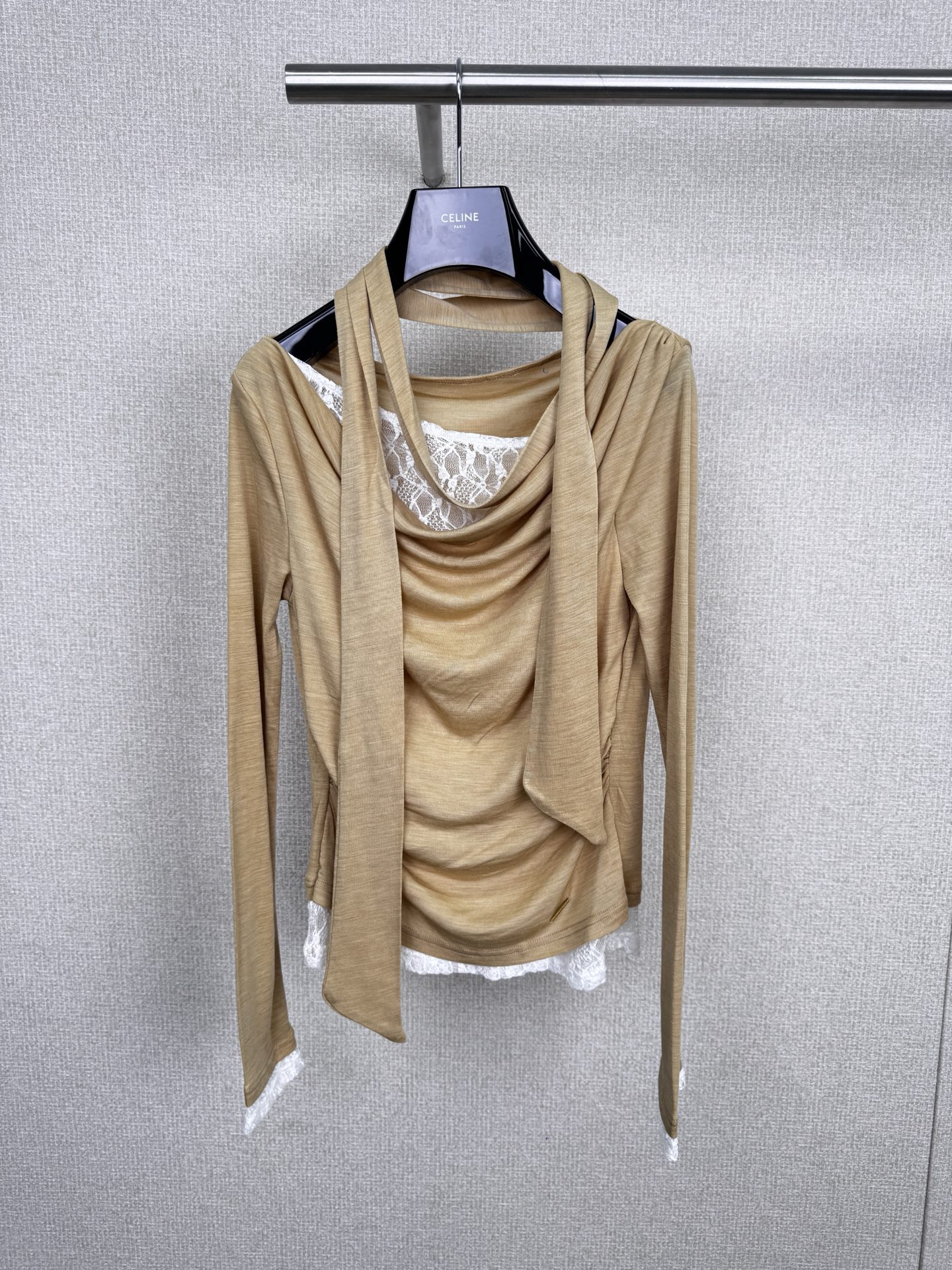 NO:568894,AVVENN 2025 new autumn lace splicing swing collar knitted top, milky brown knitted material + white lace splicing, elegant and feminine, swing collar + streamer design, full of layering, can also be worn around the neck, Korean and European style, easy to adjust and slim tailoring, can be controlled by any figure, paired with irregular skirts or high-waisted pants, suitable for commuting, travel, and daily life, comfortable and stylish, a must-have for light and sophisticated literary style. Size SML  P,,skirts,alexander wang19860909AVVENN2025秋季新品蕾丝拼接荡领针织上衣,奶咖色针织材质+白色蕾丝拼接,优雅又有女人味,荡领+飘带设计,层次感满满,还能挂脖穿,韩系欧美风轻松拿捏修身剪裁,任何身材都能驾驭,搭配不规则半裙或高腰裤,通勤、出游、日常都很适合,舒适又有设计感,轻熟文艺风必入. 码数SML P,,skirts,alexander wang,Women's clothing