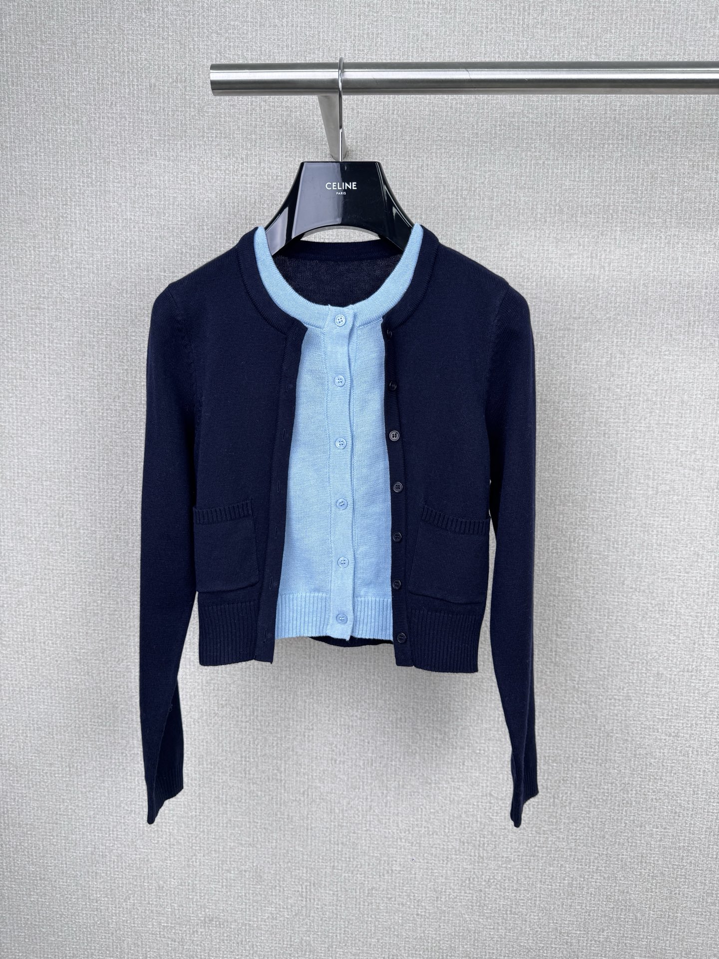 NO:568902,RARELY  ALIKE's contrasting color cardigan hits the aesthetics. It is a very layered contrasting cardigan with a soft and skin-friendly texture. This contrasting color knitted cardigan is a dark blue + light blue fake two-piece design. It is full of layering and full of college style! Soft and skin-friendly knitted fabric  , super comfortable to wear next to the body, a must-have item in autumn and winter. It has front button closure, making it easy to put on and take off. The cuffs and hem are ribbed, keeping you warm and slimming. It is great to wear alone or layered with jackets. It can be easily used for commuting and leisure. It is a versatile artifact for autumn and winter wardrobes.  Size SML,,jackets & coats,alexander wang19860909RARELY ALIKE撞在审美上的撞色开衫,非常有层次感的撞色开衫,软糯的亲肤质感,这款撞色针织开衫,深蓝+浅蓝假两件设计,层次感满满,学院风十足!柔软亲肤针织面料,贴身穿超舒服,秋冬季节必备计,正面纽扣开合,穿脱方便,袖口和下摆罗纹收口,保暖又显瘦.单穿或叠搭外套都很出彩,通勤休闲都能轻松驾驭,是秋冬衣橱百搭神器. 码数SML,,jackets & coats,alexander wang,Women's clothing