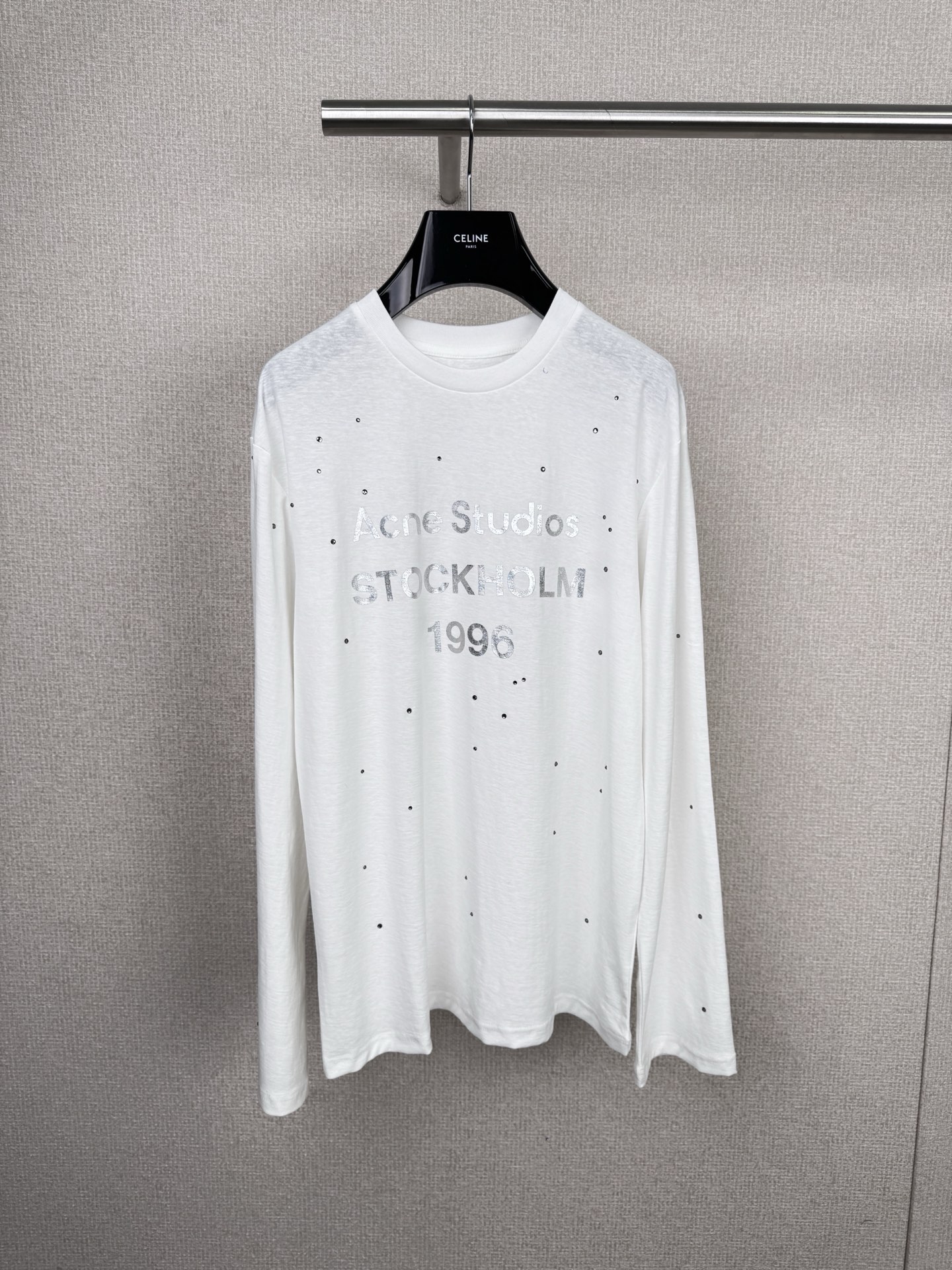 NO:568879,Acne Studios 1996 hot rhinestone long-sleeved T-shirt, Acne Studios 1996 series hot rhinestone long-sleeved T-shirt, made of white cotton blended linen, light and breathable, super comfortable to wear in spring and summer, gold hot rhinestones + brand logo on the front, simple and detailed, loose fit, casual and versatile, looks great with leggings or casual pants, suitable for daily wear or sun protection, hot rhinestone technology enhances texture, practical and fashionable, it is Acne's classic and popular style, deeply loved by young people.  Size XSSM,acne studios,dior,tees,t-shirt,alexander wang19860909Acne Studios 1996烫钻长袖T恤,Acne Studios1996系列烫钻长袖T恤,白色棉混纺亚麻材质,轻薄透气,春夏穿超舒服,正面金色烫钻+品牌标志,简约又有细节感,宽松版型,随性百搭,配打底裤或休闲裤都很出彩,日常穿搭或防晒都OK,烫钻工艺提升质感,实用又时髦,是 Acne经典热门款,深受年轻人喜爱. 码数XSSM,,acne studios,dior,tees，t-shirt,alexander wang,Women's clothing