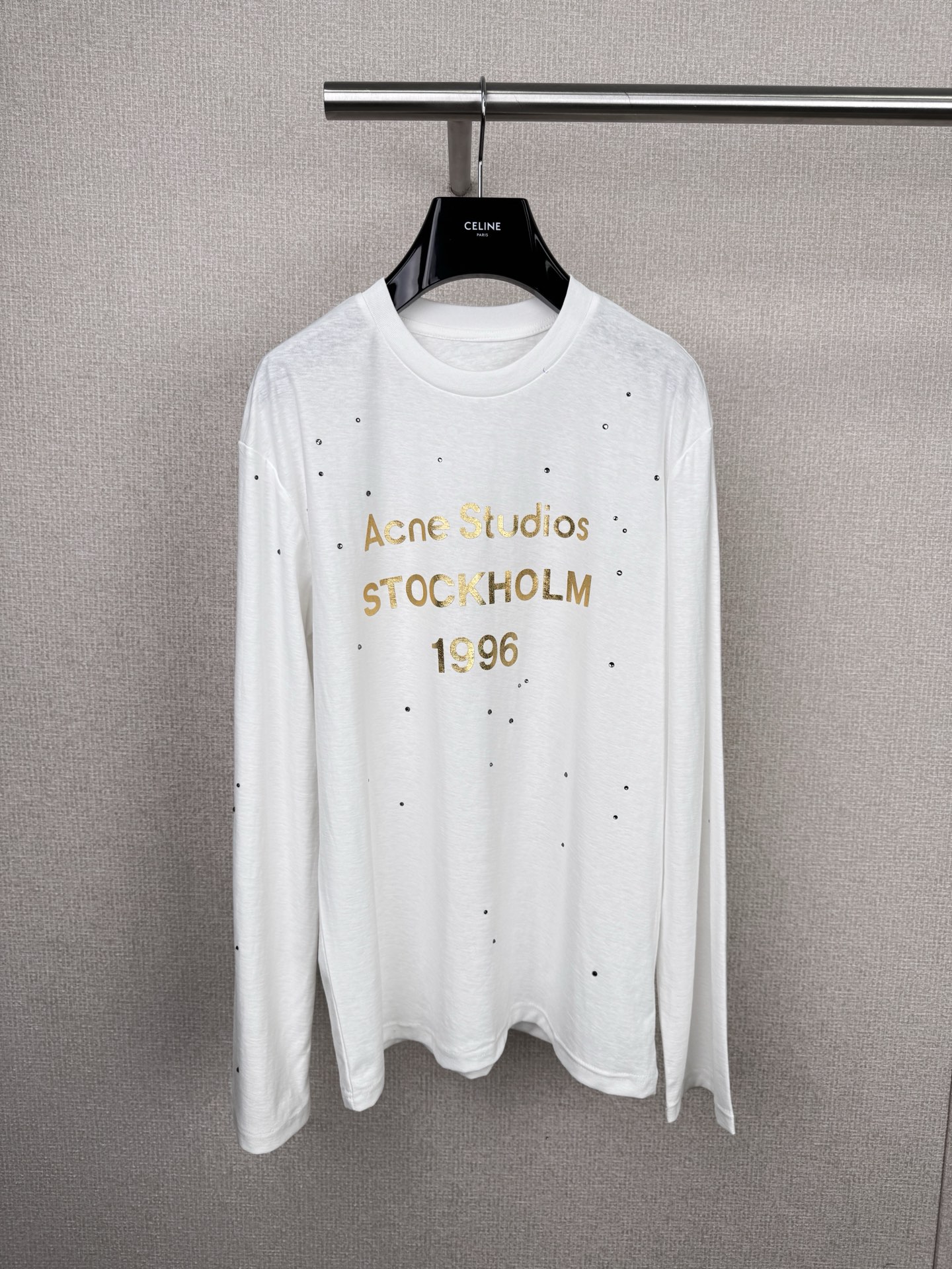 NO:568889,Acne Studios 1996 hot rhinestone long-sleeved T-shirt, Acne Studios 1996 series hot rhinestone long-sleeved T-shirt, made of white cotton blended linen, light and breathable, super comfortable to wear in spring and summer, gold hot rhinestones + brand logo on the front, simple and detailed, loose fit, casual and versatile, looks great with leggings or casual pants, suitable for daily wear or sun protection, hot rhinestone technology enhances texture, practical and fashionable, it is Acne's classic and popular style, deeply loved by young people.  Size XSSM P,,acne studios,dior,tees,t-shirt,alexander wang19860909Acne Studios 1996烫钻长袖T恤,Acne Studios1996系列烫钻长袖T恤,白色棉混纺亚麻材质,轻薄透气,春夏穿超舒服,正面金色烫钻+品牌标志,简约又有细节感,宽松版型,随性百搭,配打底裤或休闲裤都很出彩,日常穿搭或防晒都OK,烫钻工艺提升质感,实用又时髦,是 Acne经典热门款,深受年轻人喜爱. 码数XSSM P,,acne studios,dior,tees，t-shirt,alexander wang,Women's clothing