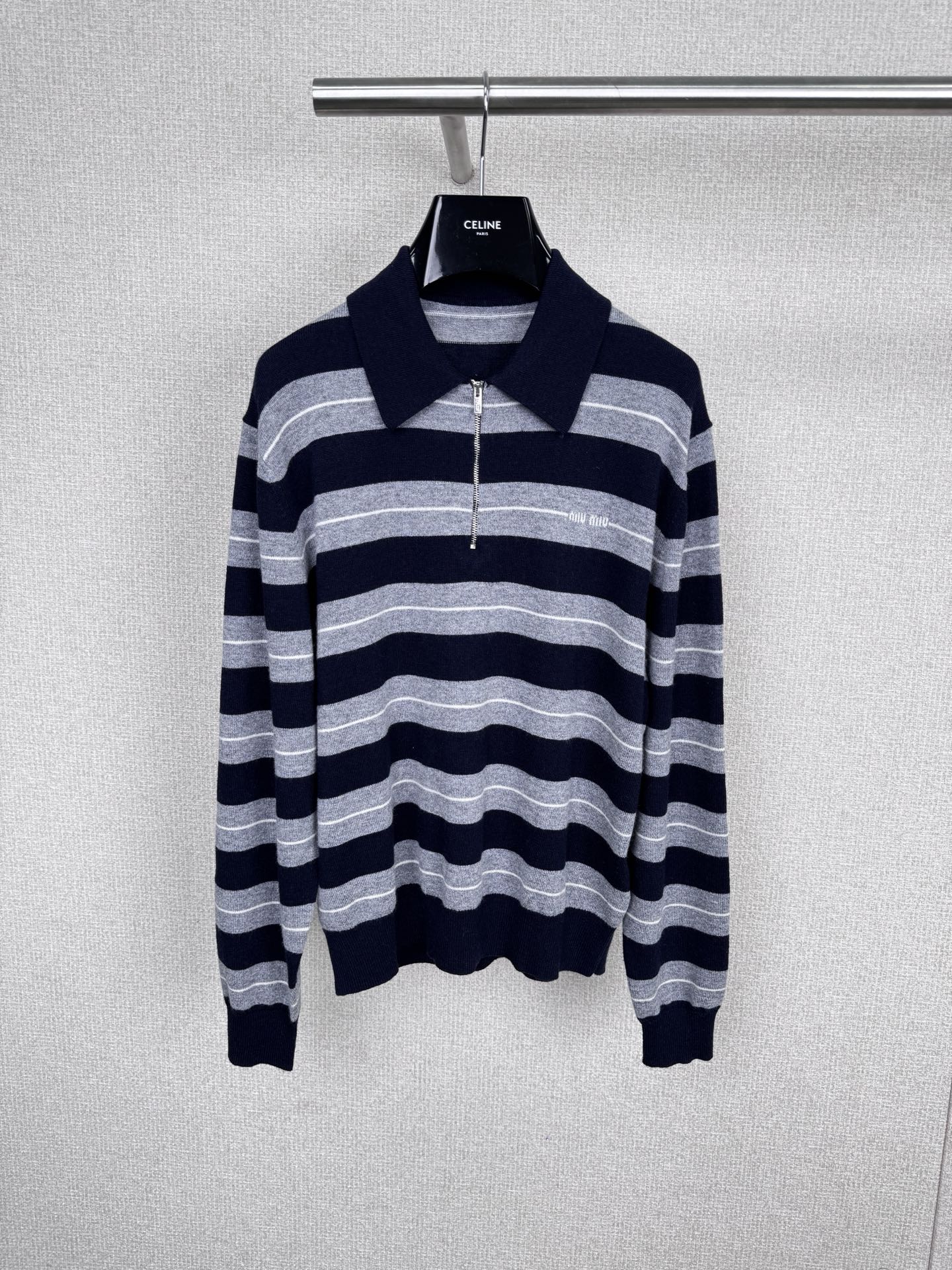 NO:568905,MiuMiu 2025 new autumn and winter striped half-zip sweater, navy blue + light gray + off-white color scheme, full of retro college style, soft and delicate cashmere material, super comfortable to wear ~ half-zip + Polo collar design, full of details, low-key and recognizable brand logo on the chest, loose version, lazy and casual, it is OK to wear alone or inside in early autumn. It can easily create a literary or retro atmosphere when paired with wide-leg pants and skirts, and can be used for commuting and leisure.  Code numberSML,,miumiu,skirts,alexander wang19860909MiuMiu2025秋冬新款条纹半拉链针织衫,藏蓝+浅灰+米白配色,复古学院风满满,山羊绒材质柔软细腻,穿着超舒服~半拉链+Polo领设计,细节感拉满,胸前品牌标识低调又有辨识度计,宽松版型慵懒随性,早秋单穿或内搭都很OK,搭配阔腿裤、半裙都能轻松打造文艺or复古氛围感,通勤休闲都能驾驭. 码数SML,,miumiu,skirts,alexander wang,Women's clothing